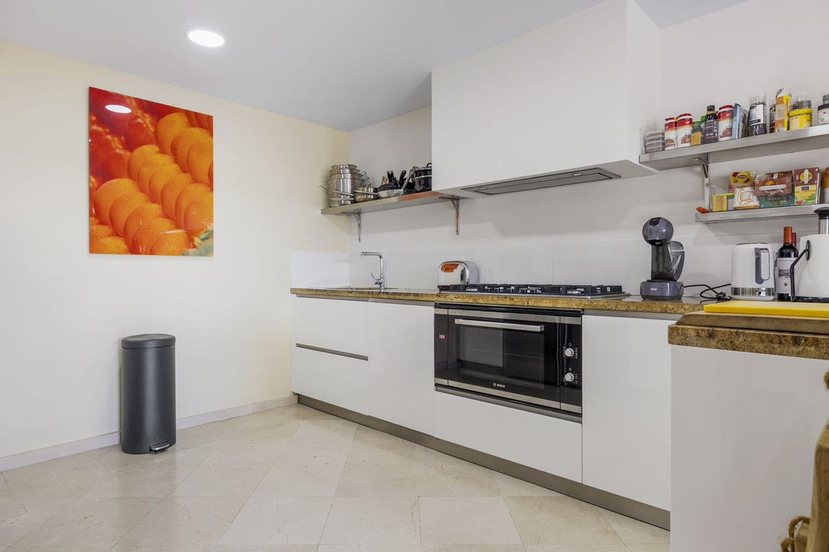 Exclusivo Adosado Renovado en Benahavís: Sol, Lujo y Vistas, Exclusivo adosado renovado en Benahavís, Costa del Sol. 5 dorm, 5 baños, piscina privada y jardín. Lujo cerca de golf y playa. ¡Tu oasis mediterráneo por 995.00