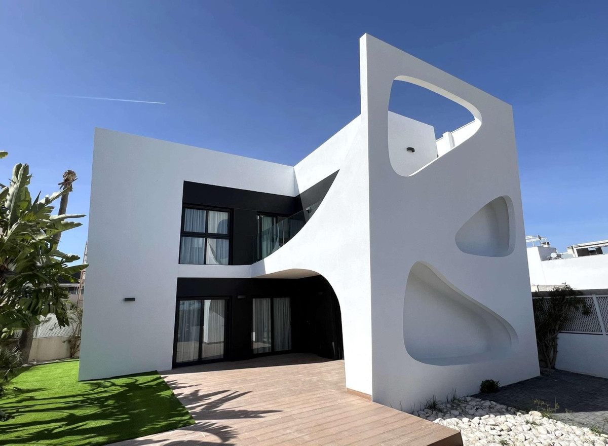Villa de Lujo en Rojales: Sol, Diseño y Vistas Únicas, Exclusivas villas de diseño en Rojales, Alicante. Lujo y serenidad con 3 dormitorios, piscina privada y solárium con vistas a la laguna. ¡Visita la piloto!