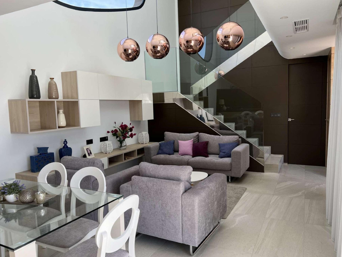 Villa de Lujo en Rojales: Sol, Diseño y Vistas Únicas, Exclusivas villas de diseño en Rojales, Alicante. Lujo y serenidad con 3 dormitorios, piscina privada y solárium con vistas a la laguna. ¡Visita la piloto!