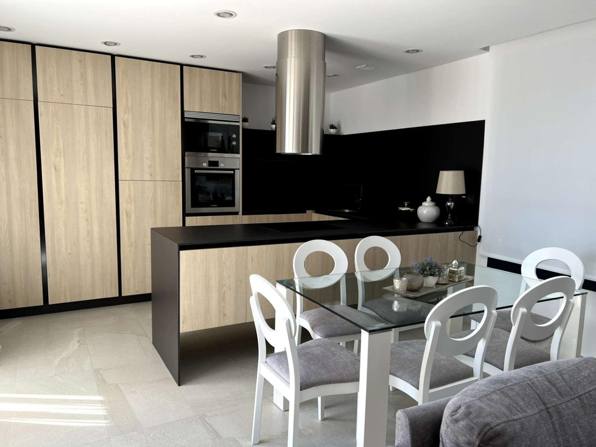 Villa de Lujo en Rojales: Sol, Diseño y Vistas Únicas, Exclusivas villas de diseño en Rojales, Alicante. Lujo y serenidad con 3 dormitorios, piscina privada y solárium con vistas a la laguna. ¡Visita la piloto!