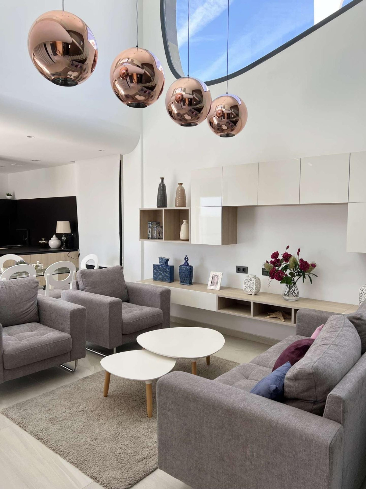 Villa de Lujo en Rojales: Sol, Diseño y Vistas Únicas, Exclusivas villas de diseño en Rojales, Alicante. Lujo y serenidad con 3 dormitorios, piscina privada y solárium con vistas a la laguna. ¡Visita la piloto!