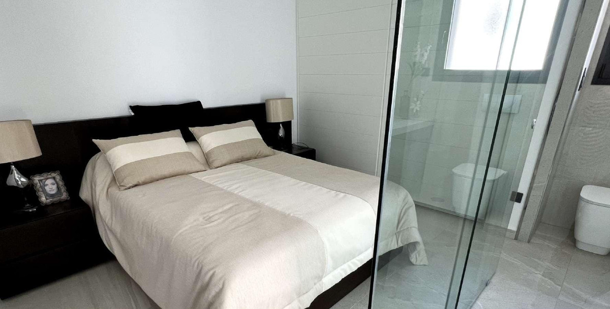 Villa de Lujo en Rojales: Sol, Diseño y Vistas Únicas, Exclusivas villas de diseño en Rojales, Alicante. Lujo y serenidad con 3 dormitorios, piscina privada y solárium con vistas a la laguna. ¡Visita la piloto!