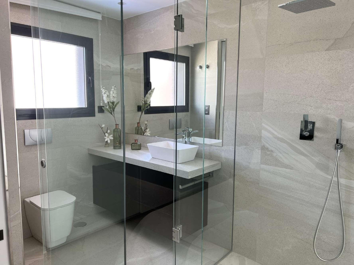 Villa de Lujo en Rojales: Sol, Diseño y Vistas Únicas, Exclusivas villas de diseño en Rojales, Alicante. Lujo y serenidad con 3 dormitorios, piscina privada y solárium con vistas a la laguna. ¡Visita la piloto!