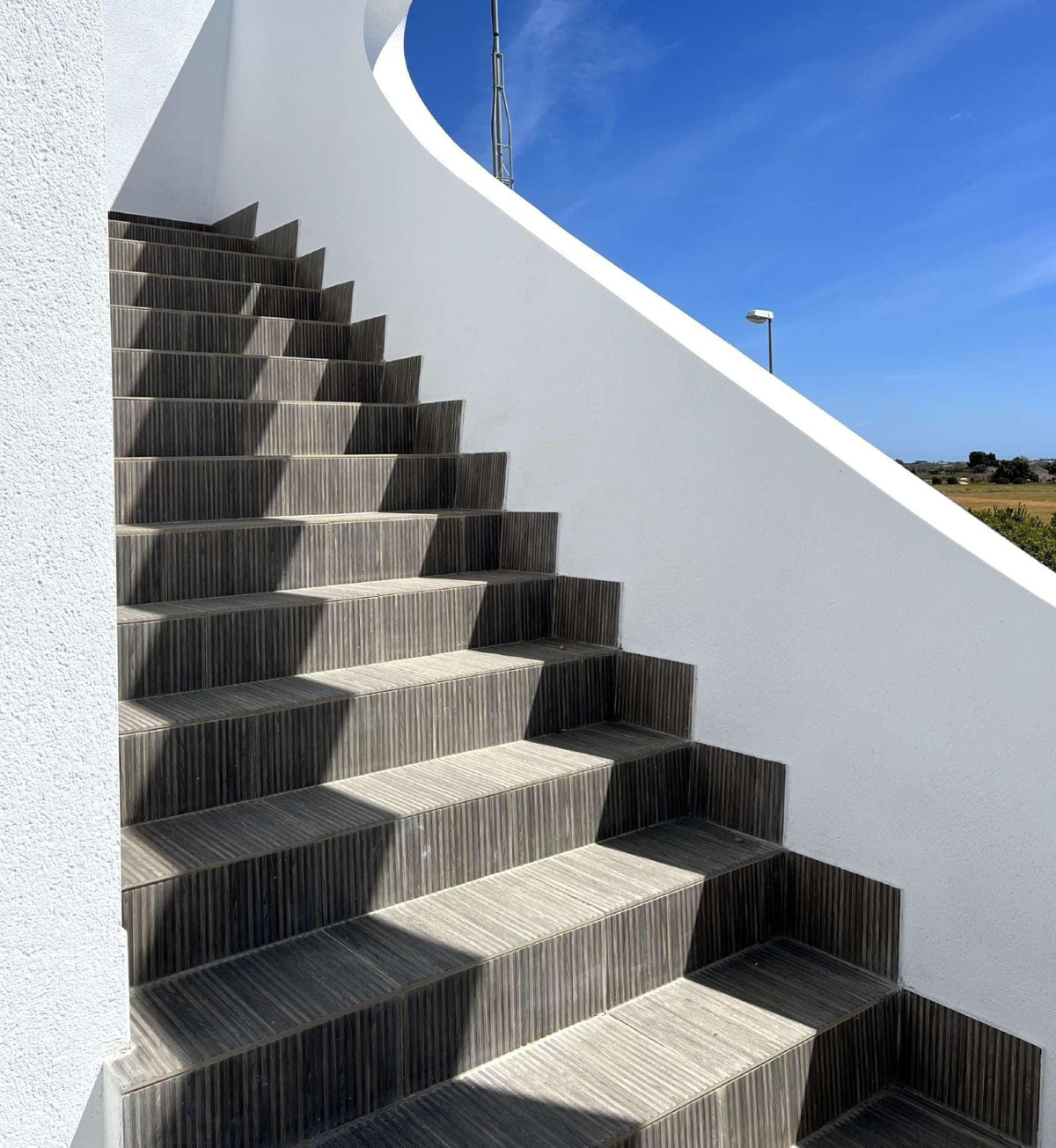 Villa de Lujo en Rojales: Sol, Diseño y Vistas Únicas, Exclusivas villas de diseño en Rojales, Alicante. Lujo y serenidad con 3 dormitorios, piscina privada y solárium con vistas a la laguna. ¡Visita la piloto!