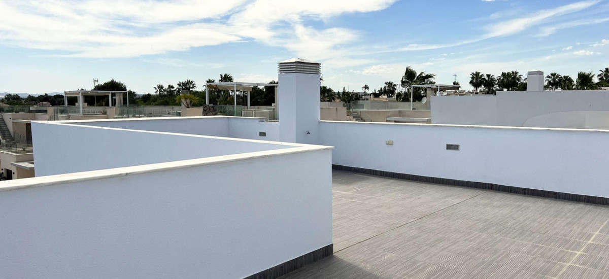 Villa de Lujo en Rojales: Sol, Diseño y Vistas Únicas, Exclusivas villas de diseño en Rojales, Alicante. Lujo y serenidad con 3 dormitorios, piscina privada y solárium con vistas a la laguna. ¡Visita la piloto!