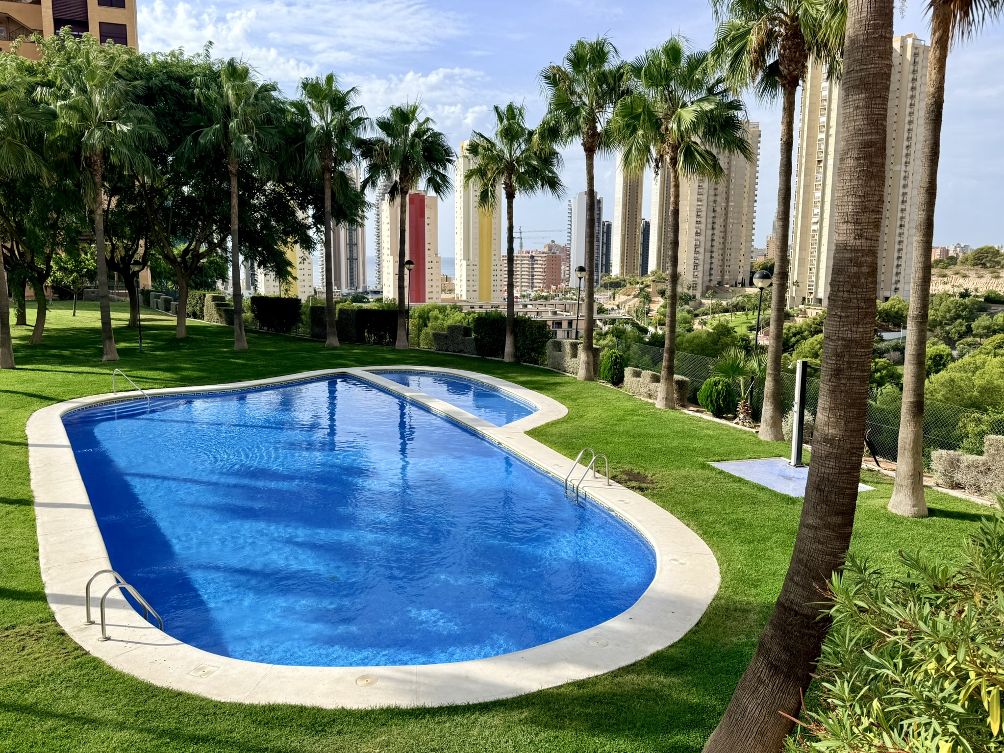 Vistas Espectaculares Benidorm: Apartamento Exclusivo en Poniente, Apartamento de lujo en planta 19, Playa Poniente, Benidorm. Vistas panorámicas al mar. 2 dorm, 2 baños, garaje. Urbanización con piscina, gimnasio. A 6 min de l