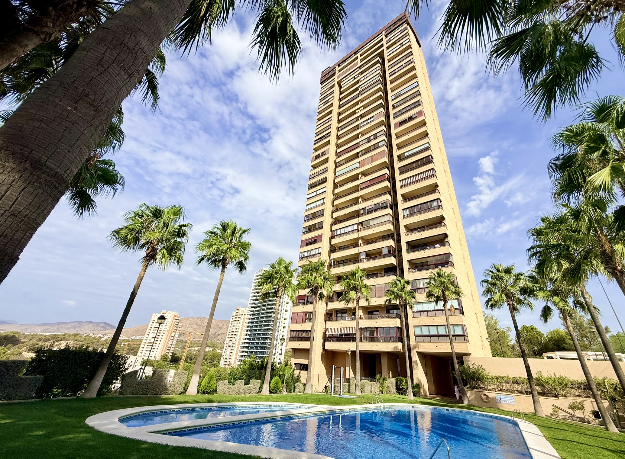 Vistas Espectaculares Benidorm: Apartamento Exclusivo en Poniente, Apartamento de lujo en planta 19, Playa Poniente, Benidorm. Vistas panorámicas al mar. 2 dorm, 2 baños, garaje. Urbanización con piscina, gimnasio. A 6 min de l