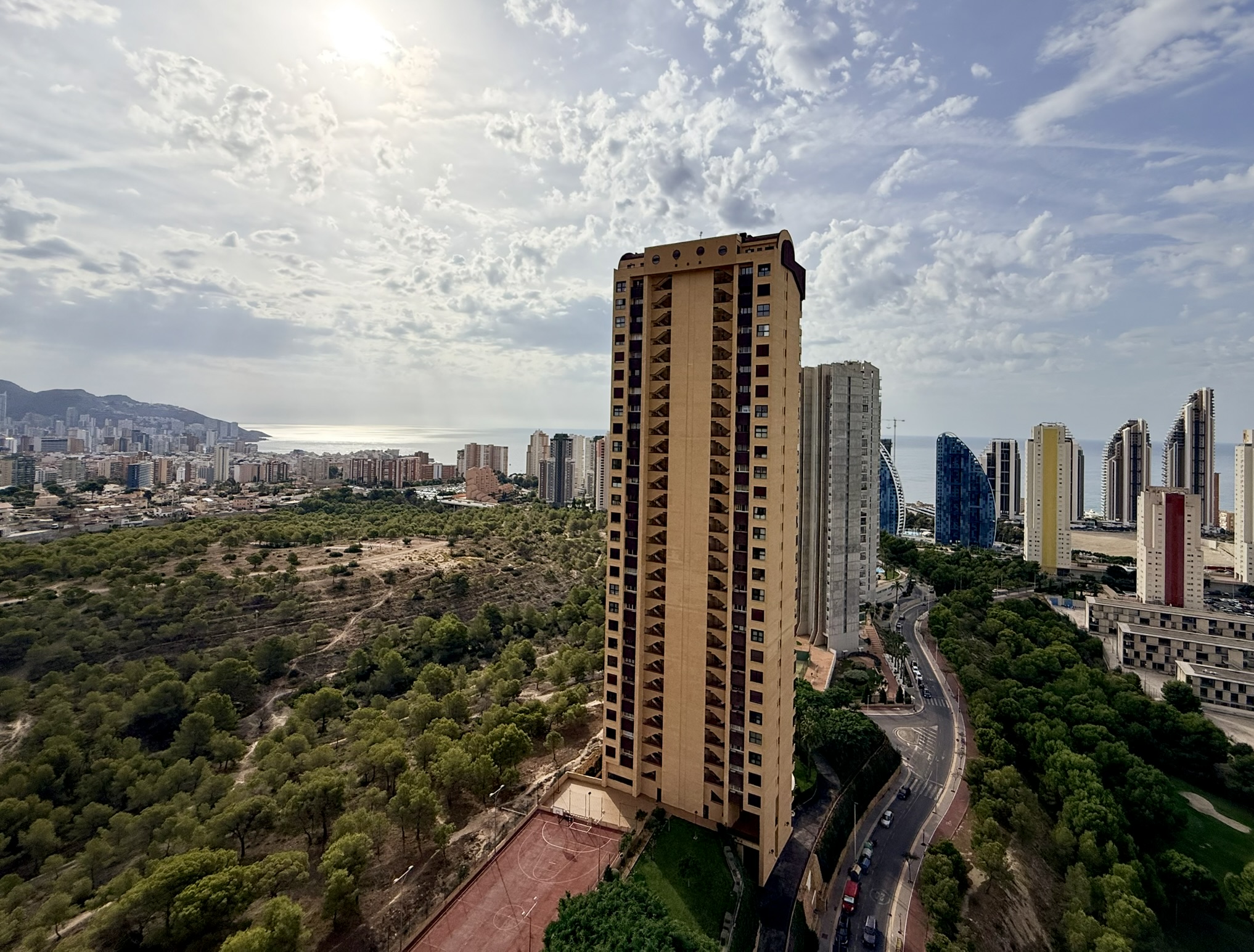 Vistas Espectaculares Benidorm: Apartamento Exclusivo en Poniente, Apartamento de lujo en planta 19, Playa Poniente, Benidorm. Vistas panorámicas al mar. 2 dorm, 2 baños, garaje. Urbanización con piscina, gimnasio. A 6 min de l