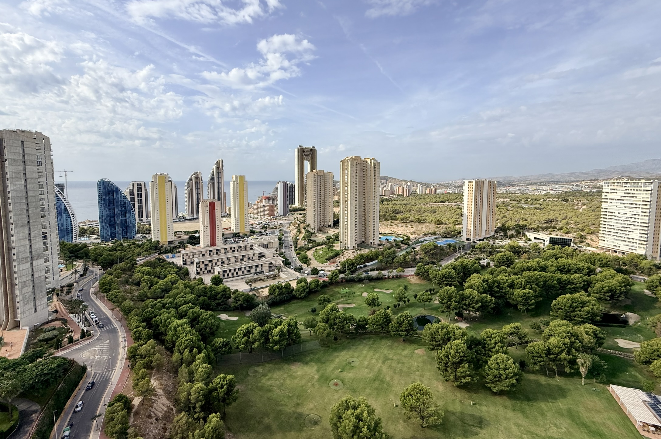 Vistas Espectaculares Benidorm: Apartamento Exclusivo en Poniente, Apartamento de lujo en planta 19, Playa Poniente, Benidorm. Vistas panorámicas al mar. 2 dorm, 2 baños, garaje. Urbanización con piscina, gimnasio. A 6 min de l