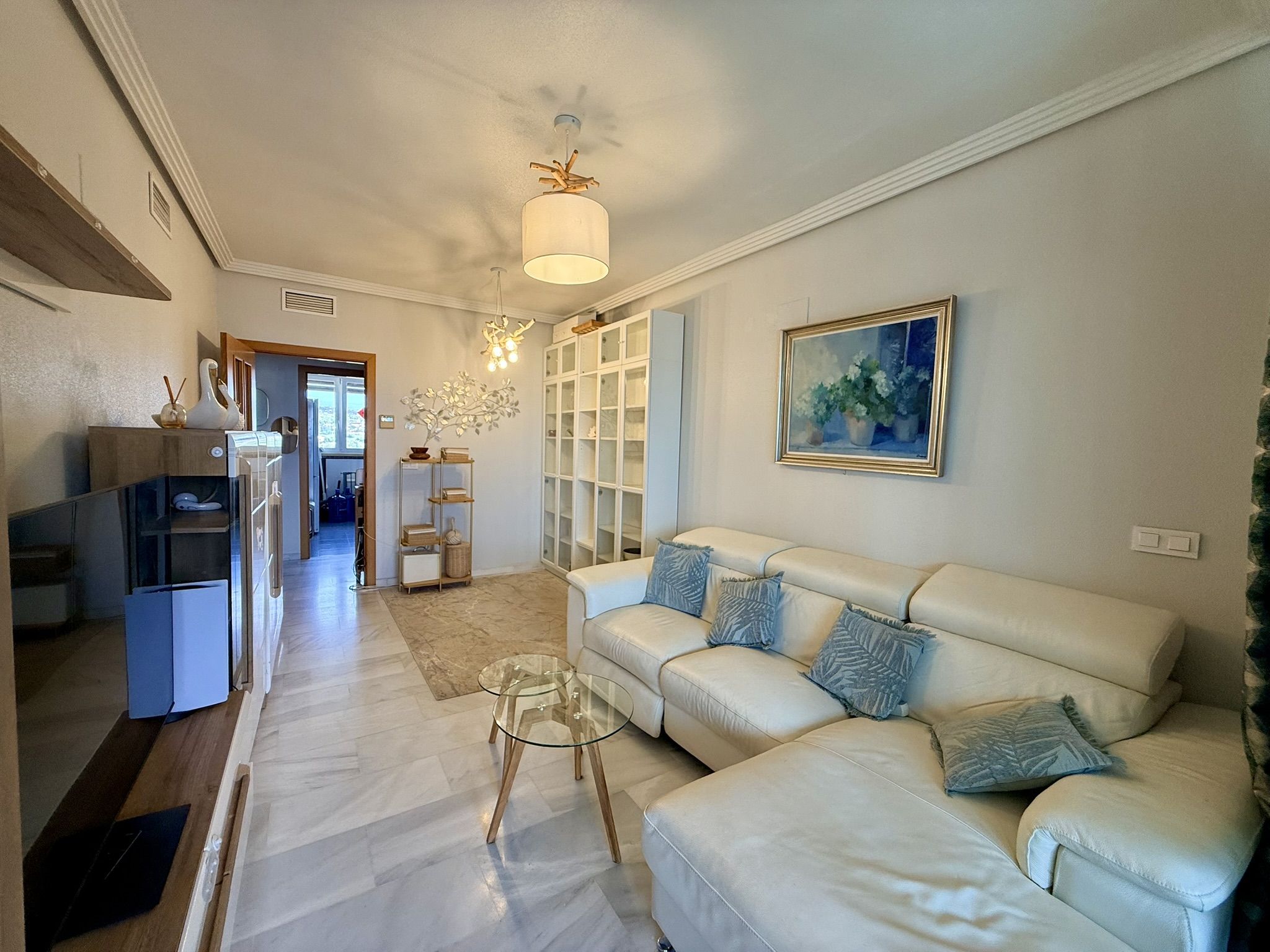 Vistas Espectaculares Benidorm: Apartamento Exclusivo en Poniente, Apartamento de lujo en planta 19, Playa Poniente, Benidorm. Vistas panorámicas al mar. 2 dorm, 2 baños, garaje. Urbanización con piscina, gimnasio. A 6 min de l