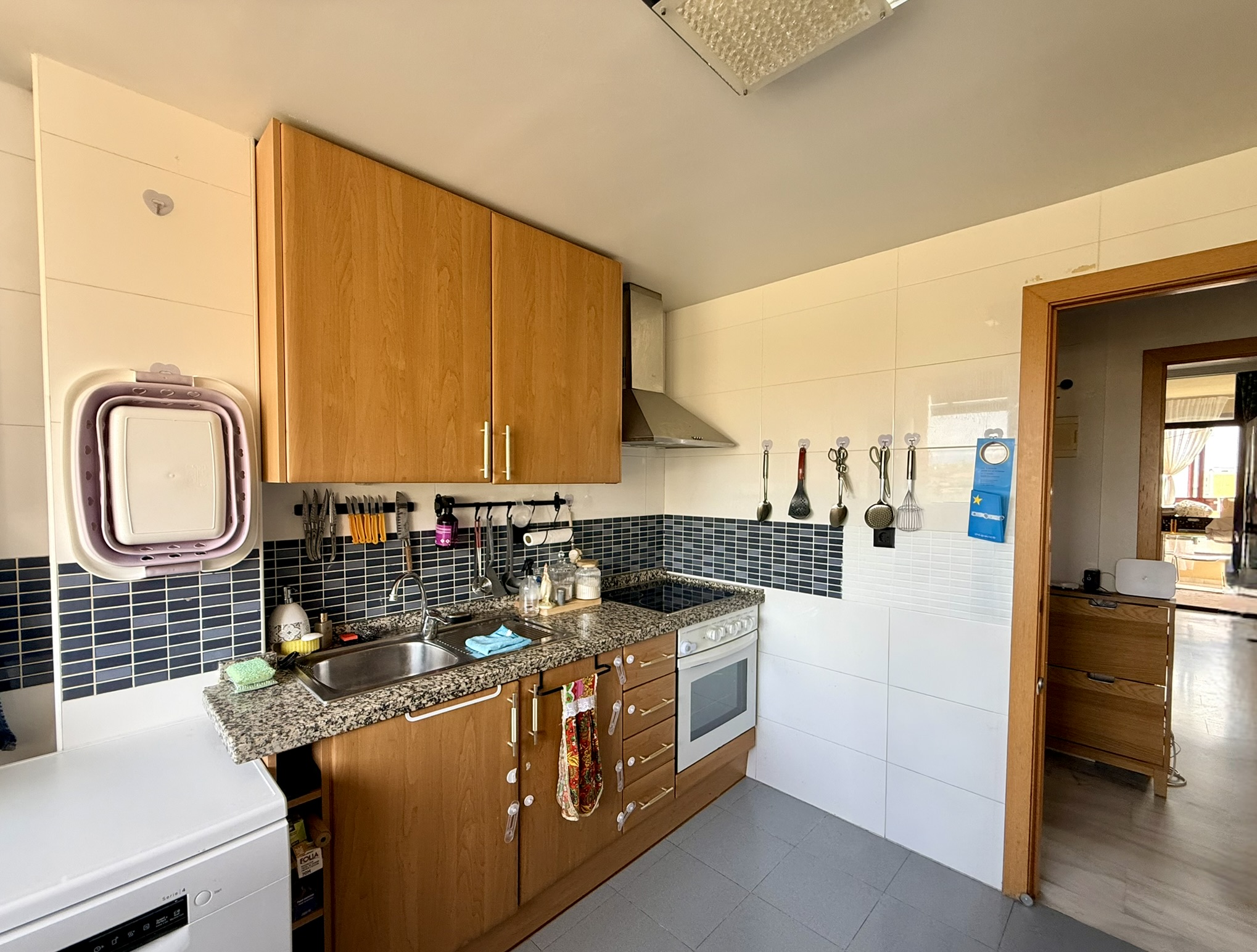 Vistas Espectaculares Benidorm: Apartamento Exclusivo en Poniente, Apartamento de lujo en planta 19, Playa Poniente, Benidorm. Vistas panorámicas al mar. 2 dorm, 2 baños, garaje. Urbanización con piscina, gimnasio. A 6 min de l