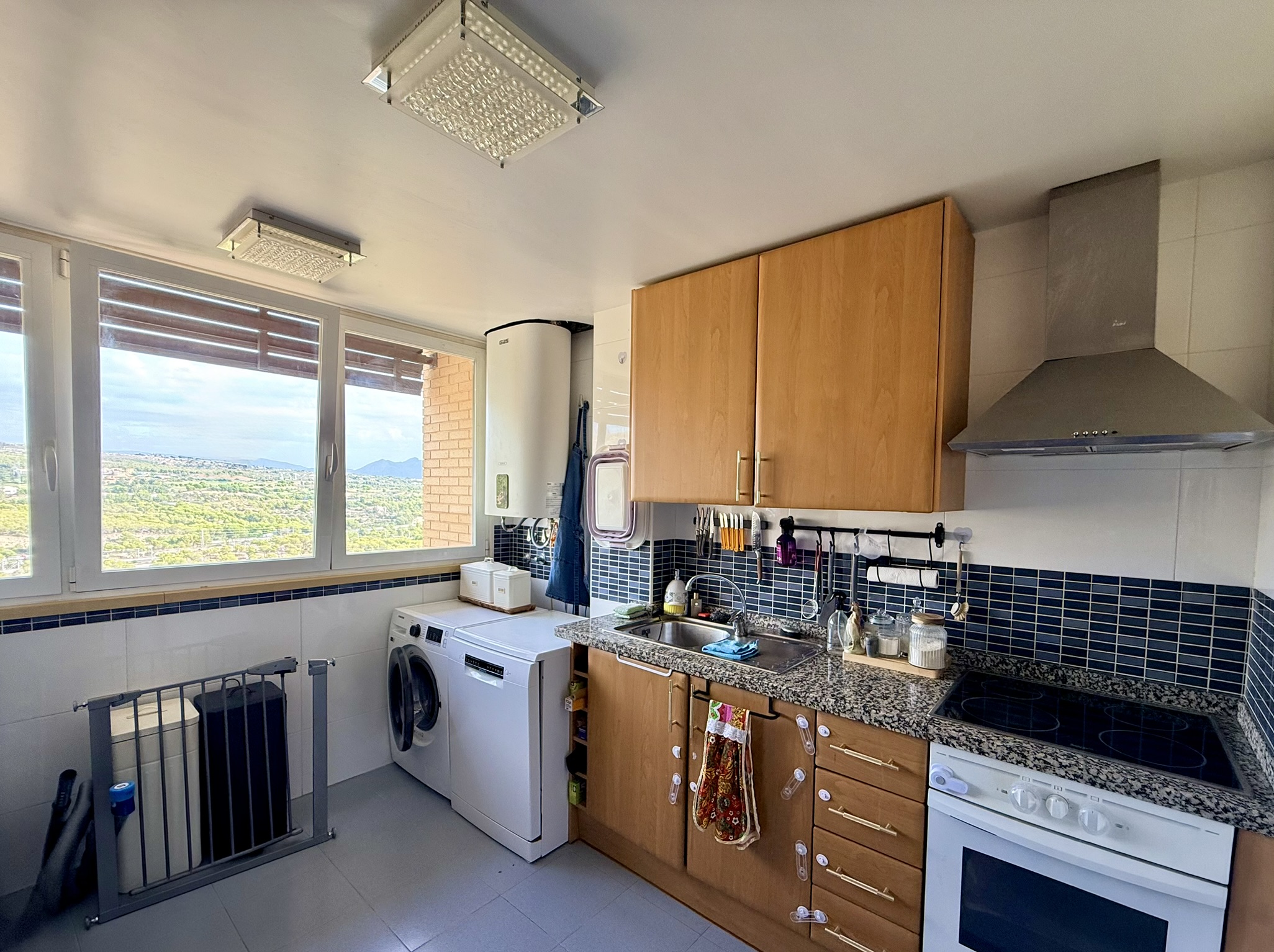Vistas Espectaculares Benidorm: Apartamento Exclusivo en Poniente, Apartamento de lujo en planta 19, Playa Poniente, Benidorm. Vistas panorámicas al mar. 2 dorm, 2 baños, garaje. Urbanización con piscina, gimnasio. A 6 min de l
