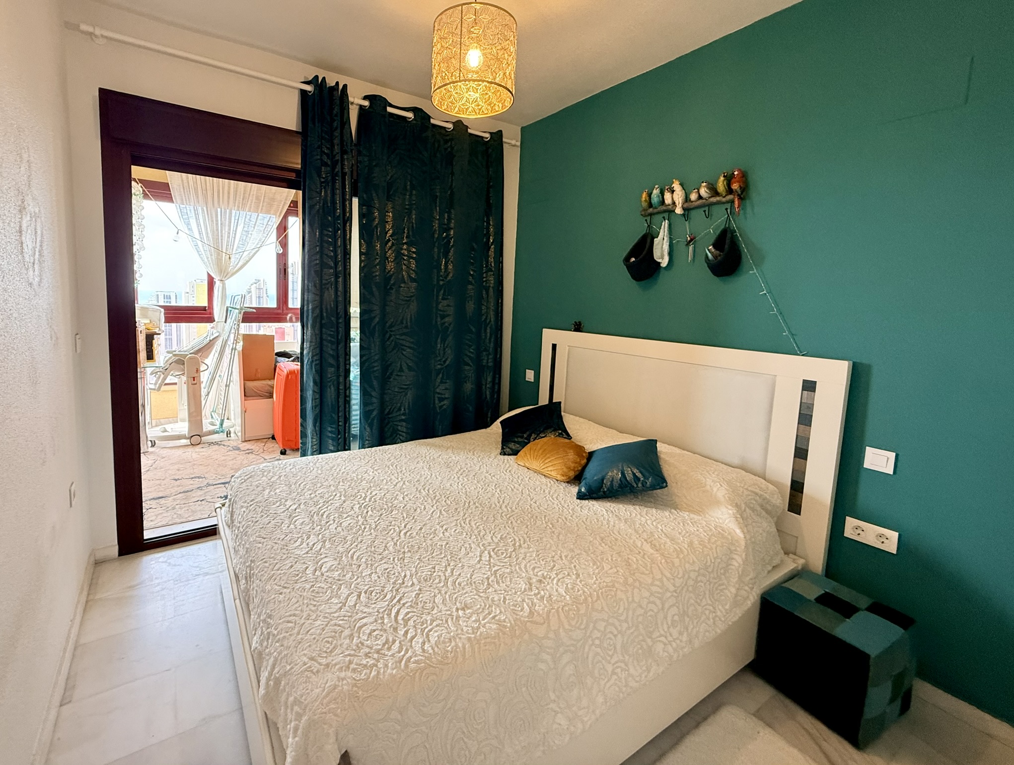 Vistas Espectaculares Benidorm: Apartamento Exclusivo en Poniente, Apartamento de lujo en planta 19, Playa Poniente, Benidorm. Vistas panorámicas al mar. 2 dorm, 2 baños, garaje. Urbanización con piscina, gimnasio. A 6 min de l
