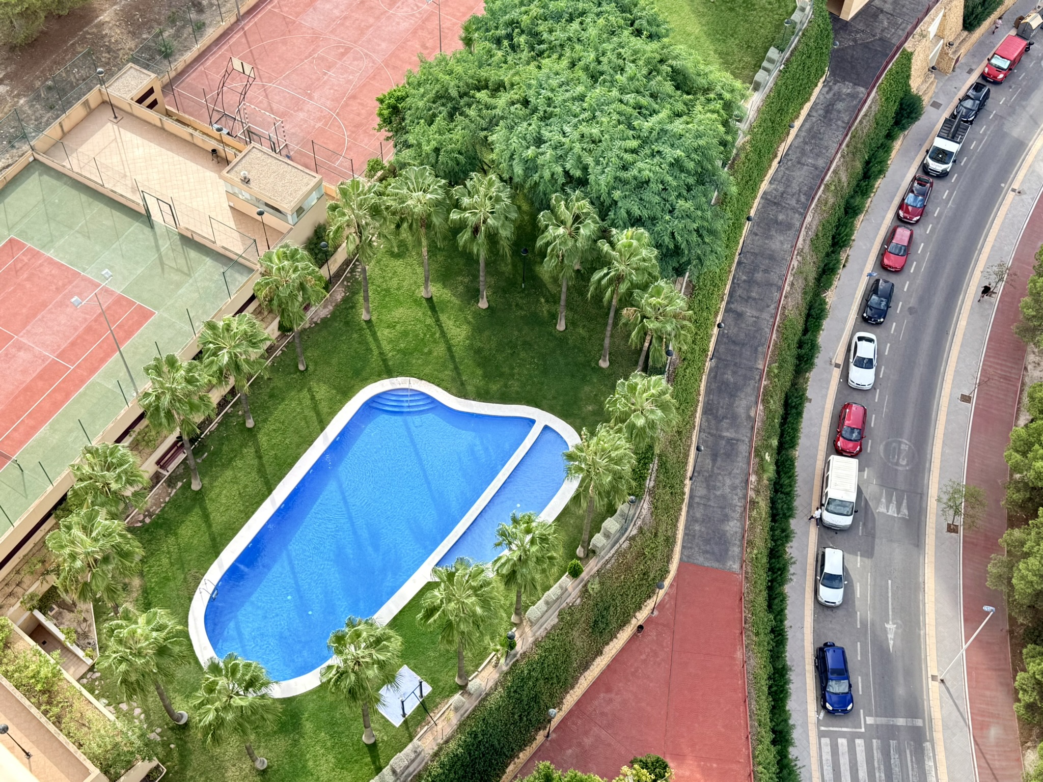 Vistas Espectaculares Benidorm: Apartamento Exclusivo en Poniente, Apartamento de lujo en planta 19, Playa Poniente, Benidorm. Vistas panorámicas al mar. 2 dorm, 2 baños, garaje. Urbanización con piscina, gimnasio. A 6 min de l
