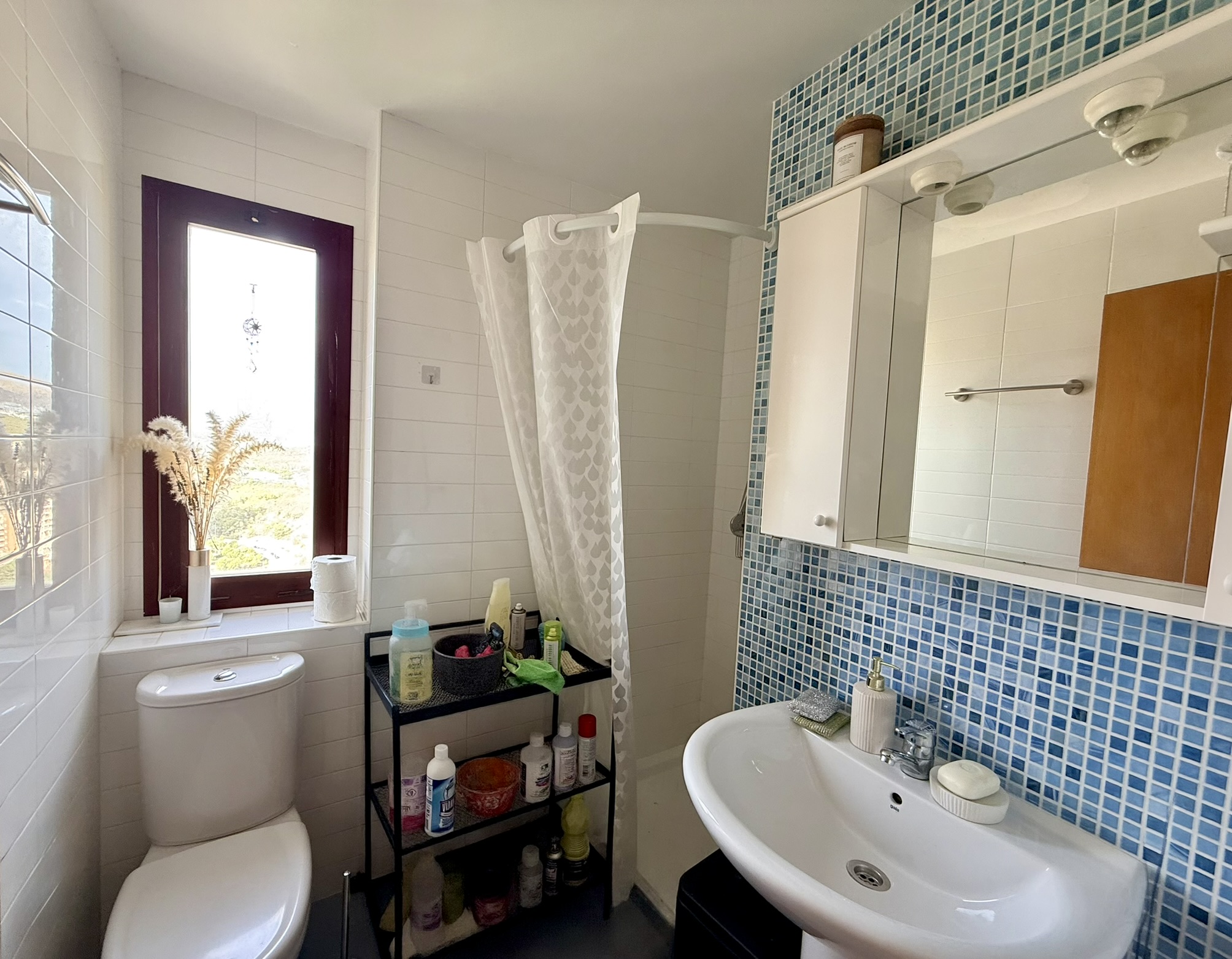Vistas Espectaculares Benidorm: Apartamento Exclusivo en Poniente, Apartamento de lujo en planta 19, Playa Poniente, Benidorm. Vistas panorámicas al mar. 2 dorm, 2 baños, garaje. Urbanización con piscina, gimnasio. A 6 min de l
