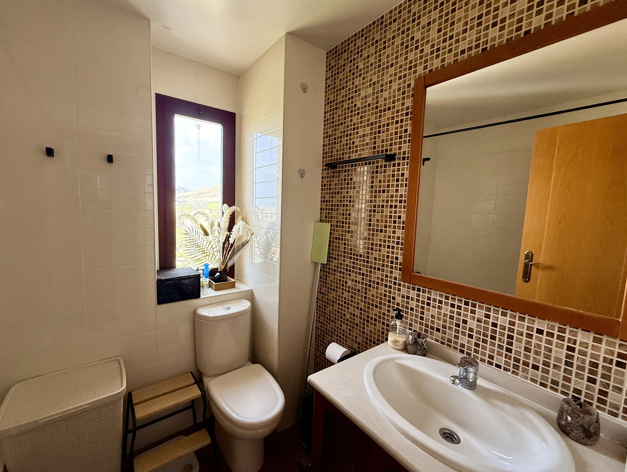 Vistas Espectaculares Benidorm: Apartamento Exclusivo en Poniente, Apartamento de lujo en planta 19, Playa Poniente, Benidorm. Vistas panorámicas al mar. 2 dorm, 2 baños, garaje. Urbanización con piscina, gimnasio. A 6 min de l
