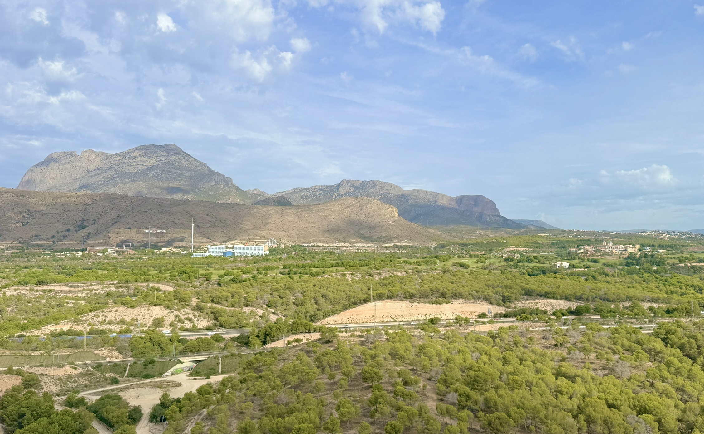 Vistas Espectaculares Benidorm: Apartamento Exclusivo en Poniente, Apartamento de lujo en planta 19, Playa Poniente, Benidorm. Vistas panorámicas al mar. 2 dorm, 2 baños, garaje. Urbanización con piscina, gimnasio. A 6 min de l