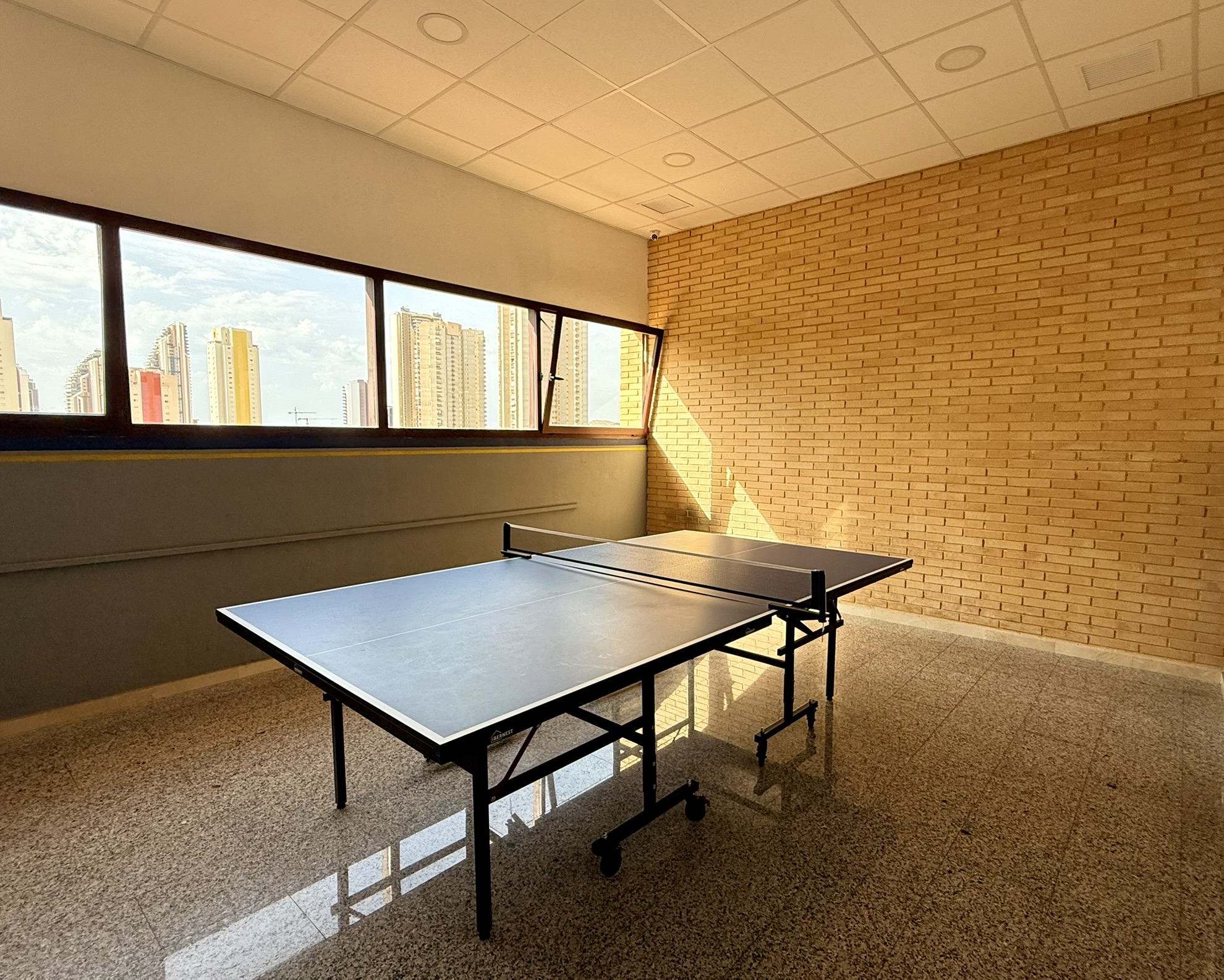 Vistas Espectaculares Benidorm: Apartamento Exclusivo en Poniente, Apartamento de lujo en planta 19, Playa Poniente, Benidorm. Vistas panorámicas al mar. 2 dorm, 2 baños, garaje. Urbanización con piscina, gimnasio. A 6 min de l