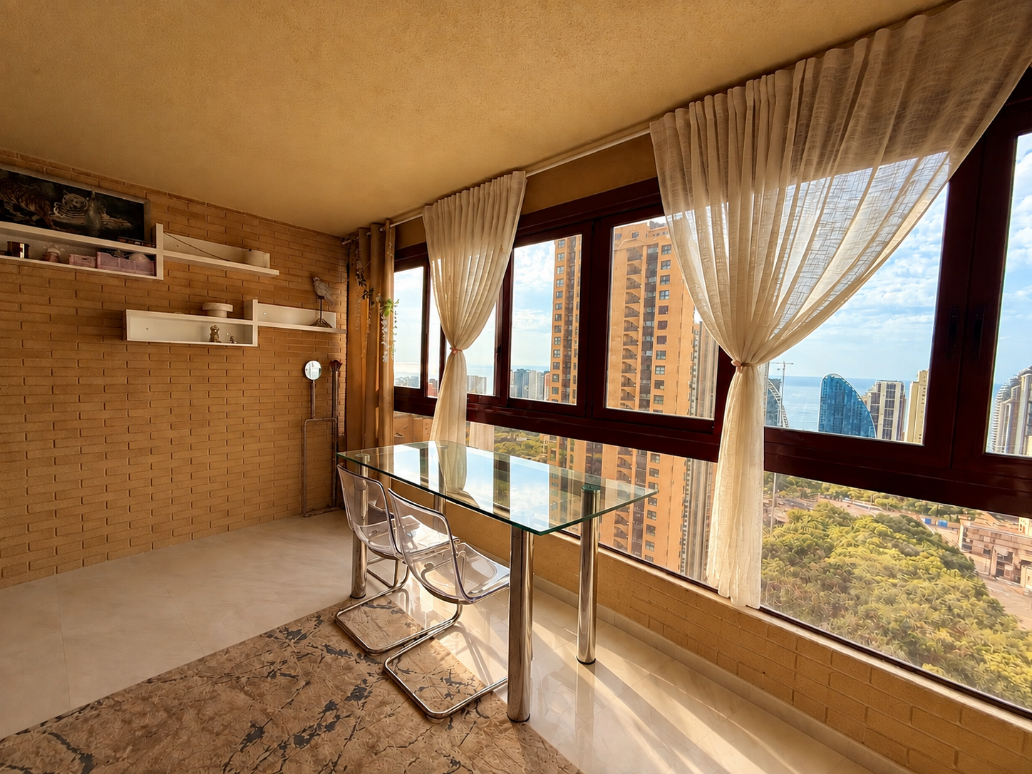 Vistas Espectaculares Benidorm: Apartamento Exclusivo en Poniente, Apartamento de lujo en planta 19, Playa Poniente, Benidorm. Vistas panorámicas al mar. 2 dorm, 2 baños, garaje. Urbanización con piscina, gimnasio. A 6 min de l