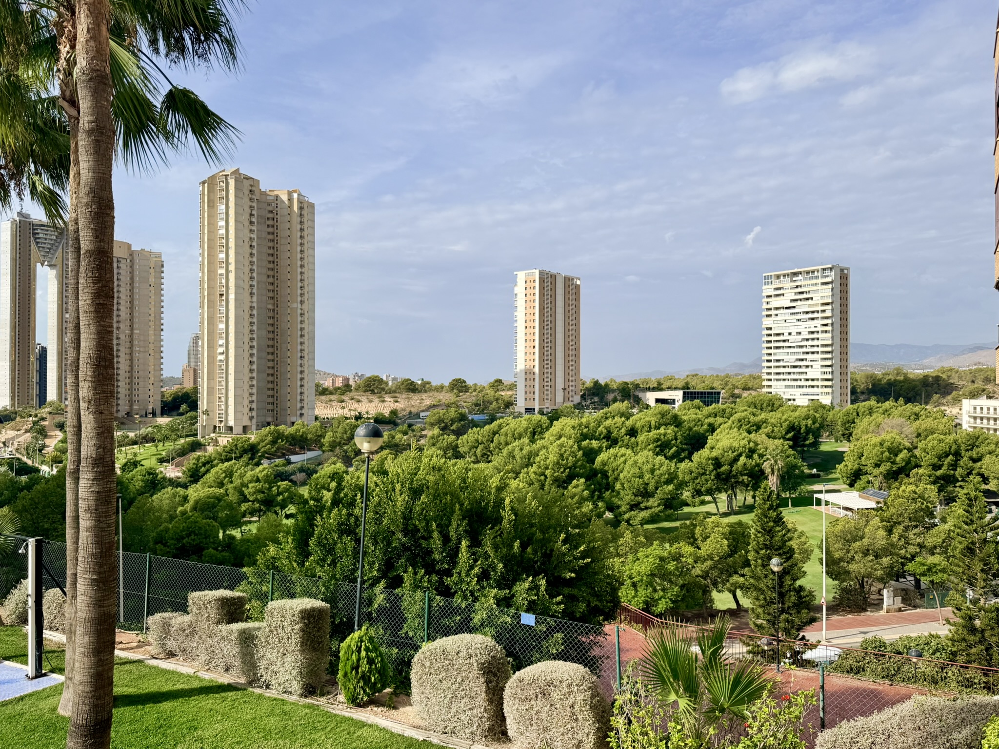 Vistas Espectaculares Benidorm: Apartamento Exclusivo en Poniente, Apartamento de lujo en planta 19, Playa Poniente, Benidorm. Vistas panorámicas al mar. 2 dorm, 2 baños, garaje. Urbanización con piscina, gimnasio. A 6 min de l