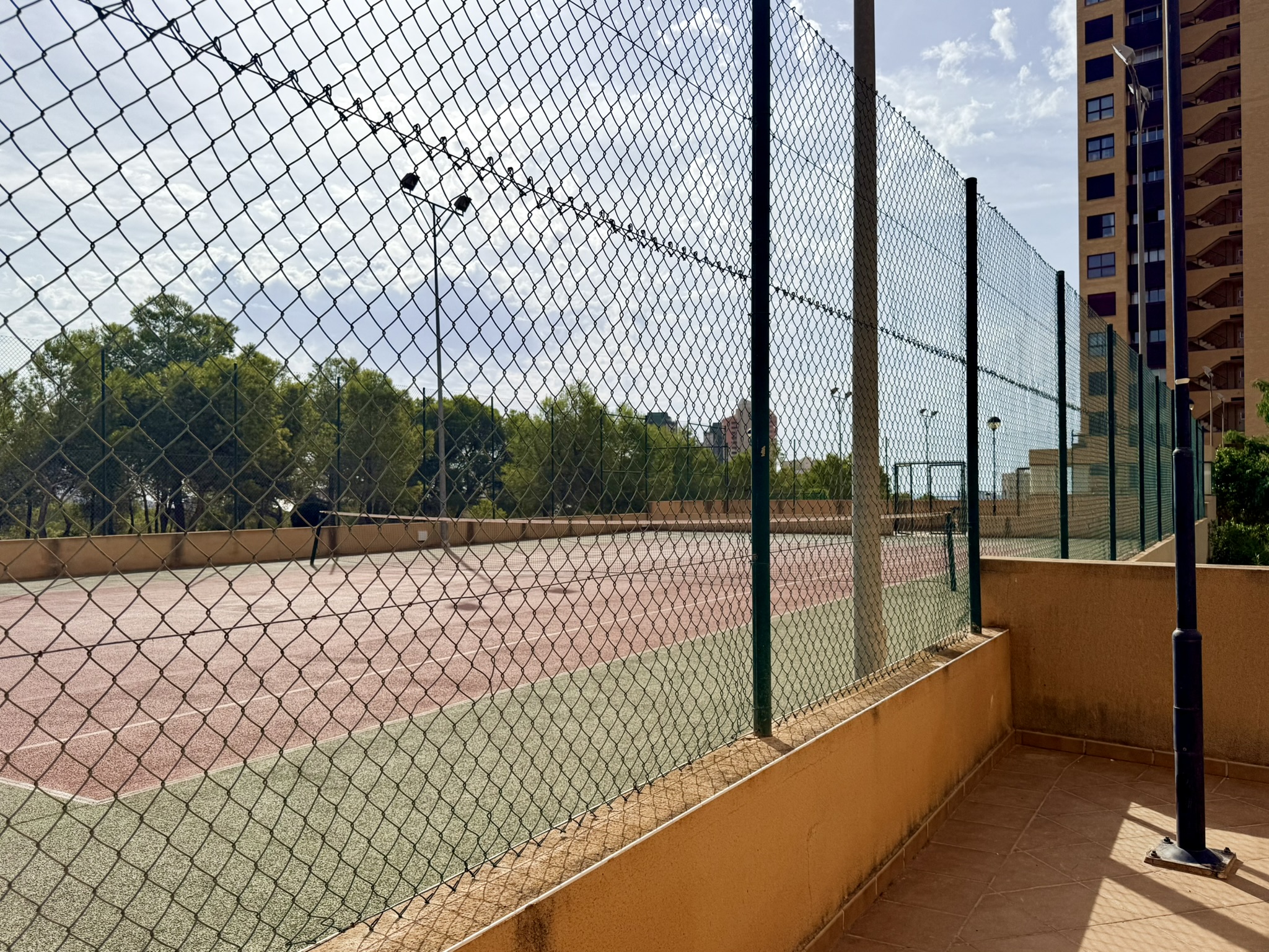Vistas Espectaculares Benidorm: Apartamento Exclusivo en Poniente, Apartamento de lujo en planta 19, Playa Poniente, Benidorm. Vistas panorámicas al mar. 2 dorm, 2 baños, garaje. Urbanización con piscina, gimnasio. A 6 min de l