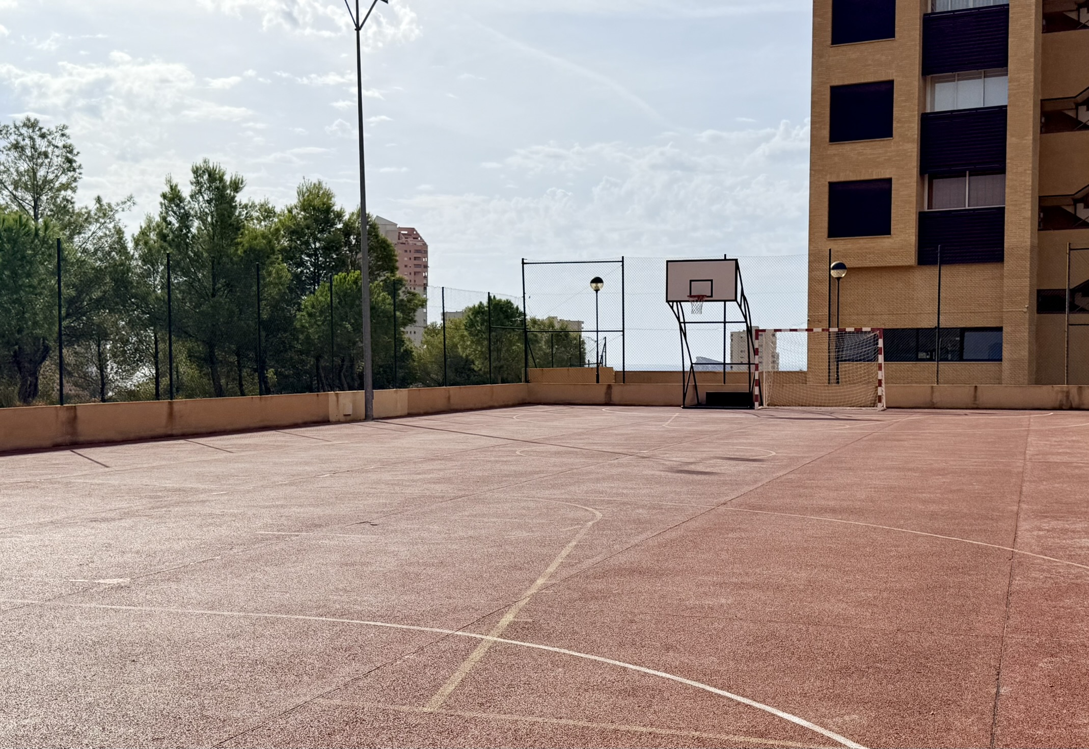 Vistas Espectaculares Benidorm: Apartamento Exclusivo en Poniente, Apartamento de lujo en planta 19, Playa Poniente, Benidorm. Vistas panorámicas al mar. 2 dorm, 2 baños, garaje. Urbanización con piscina, gimnasio. A 6 min de l