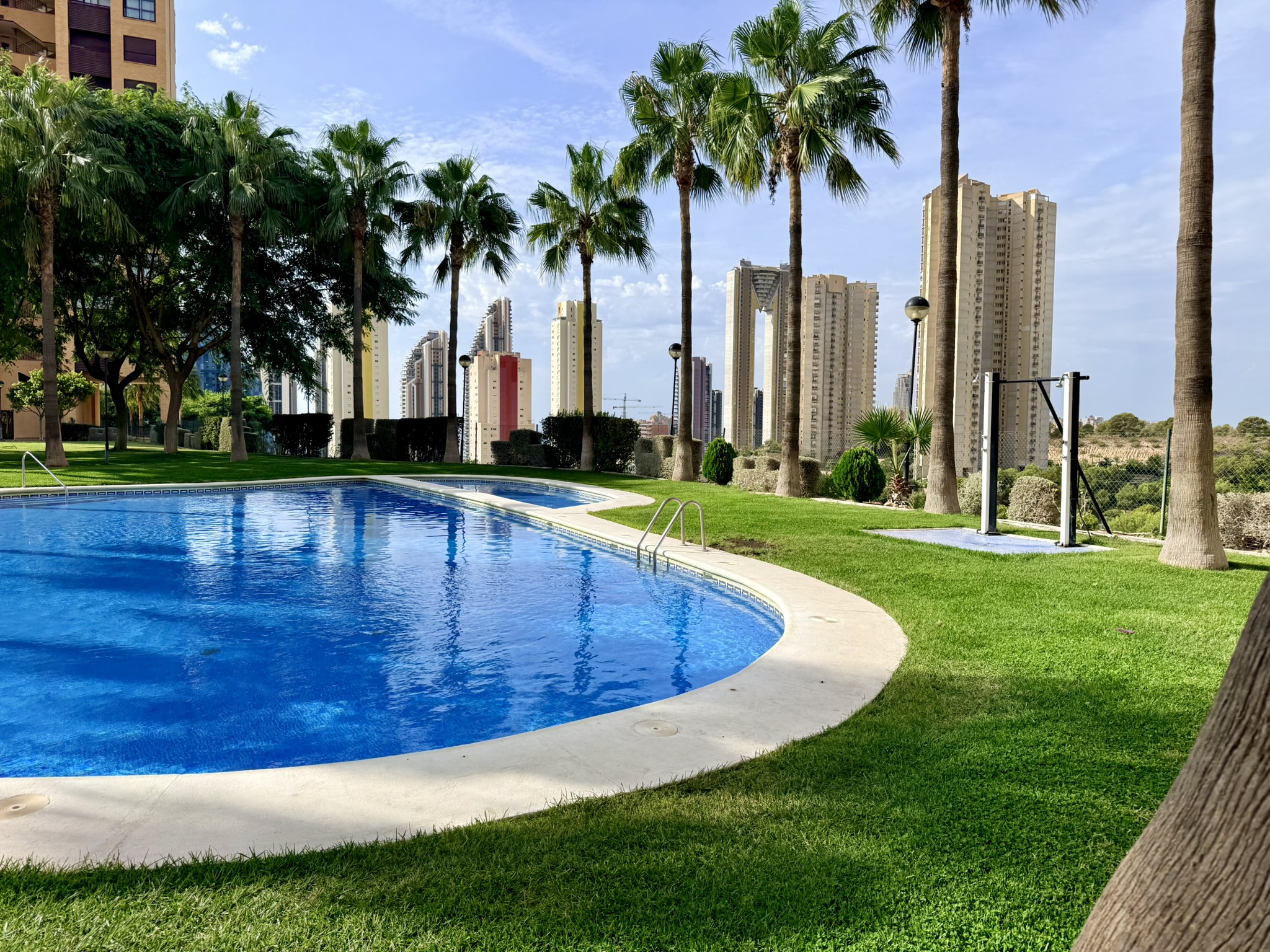 Vistas Espectaculares Benidorm: Apartamento Exclusivo en Poniente, Apartamento de lujo en planta 19, Playa Poniente, Benidorm. Vistas panorámicas al mar. 2 dorm, 2 baños, garaje. Urbanización con piscina, gimnasio. A 6 min de l