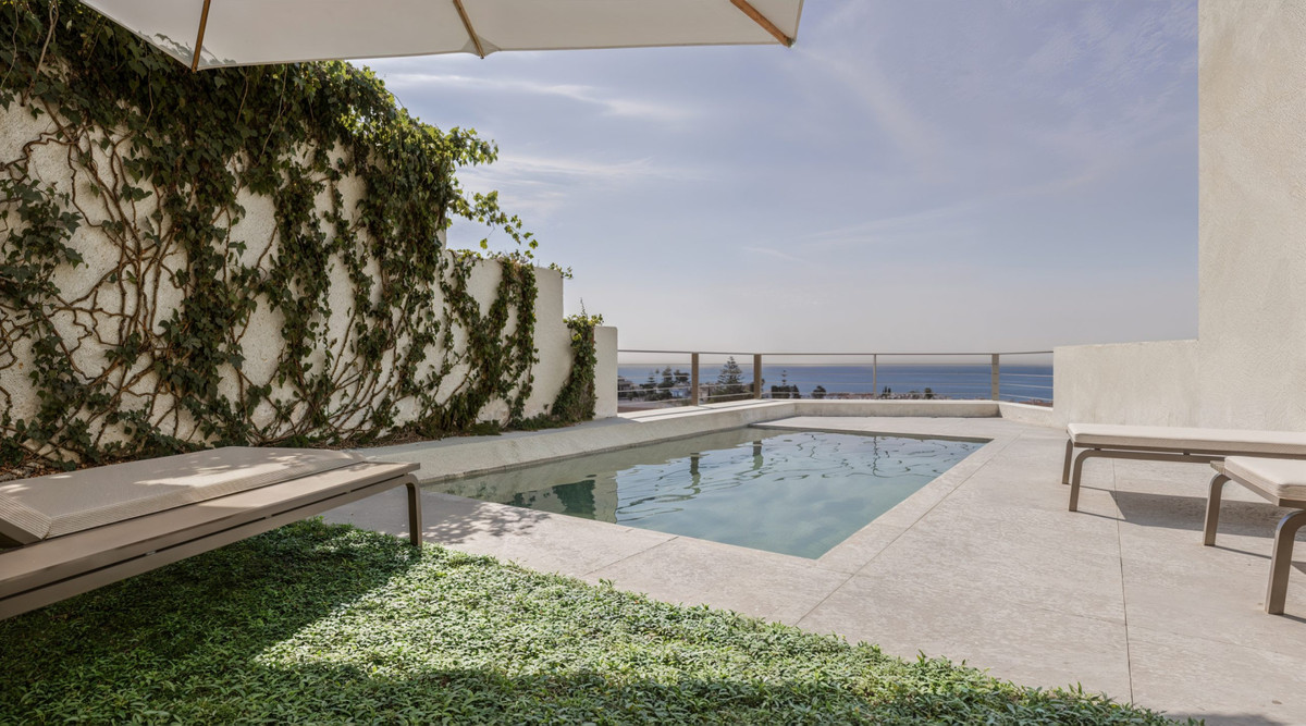 Villa de Lujo con Vistas al Mar en Rincón de la Victoria, Villa de diseño contemporáneo en Rincón de la Victoria, Málaga. Exclusiva residencia de 3 hab con piscina privada, vistas al mar y alta eficiencia energética. ¡