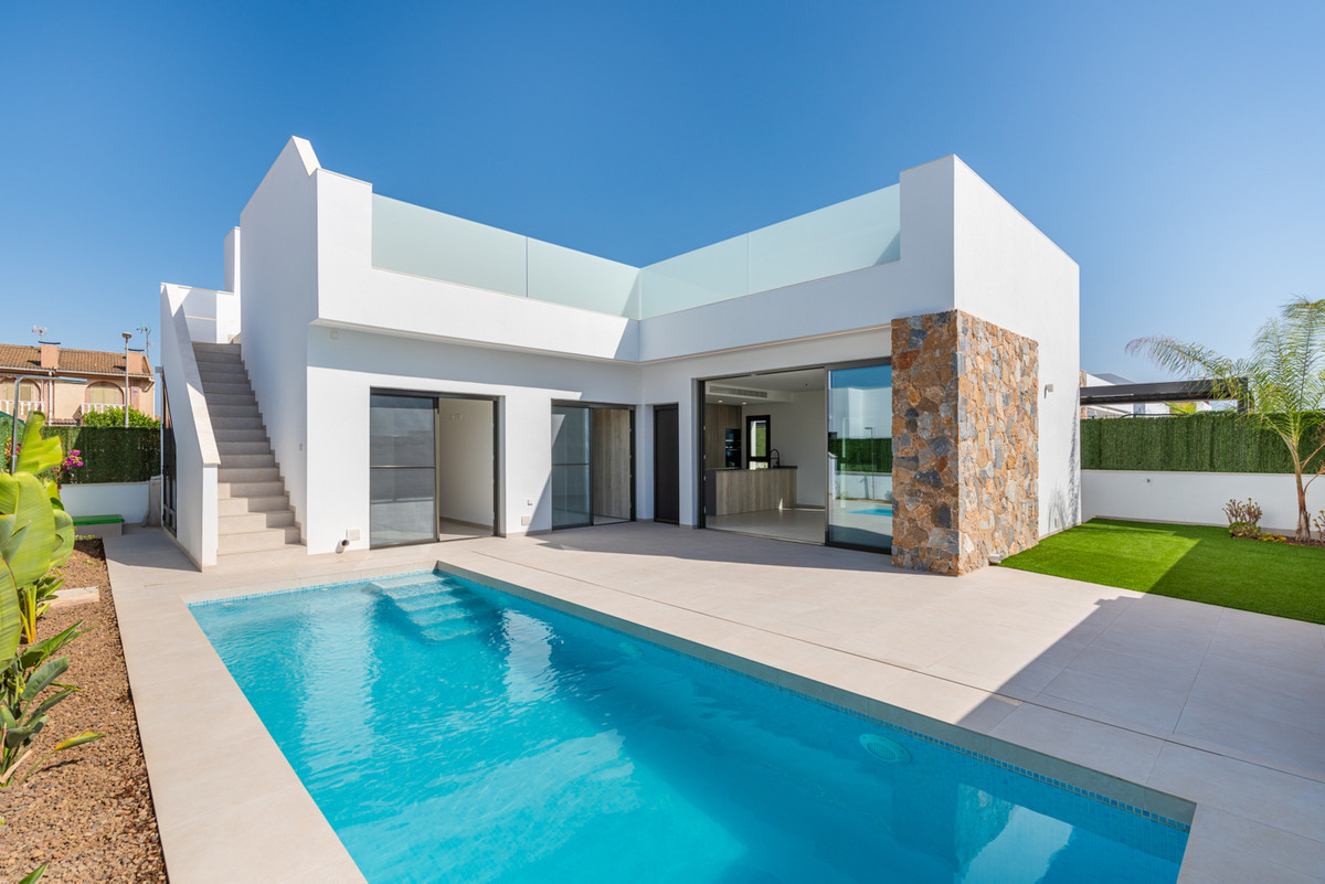 Moderna Villa de Lujo con Piscina en San Javier, Descubra esta villa de diseño moderno en San Javier, Murcia. Lujo y confort con 3 dorm, 2 baños, piscina privada y acabados premium. ¡Su oasis cerca del Mar Men