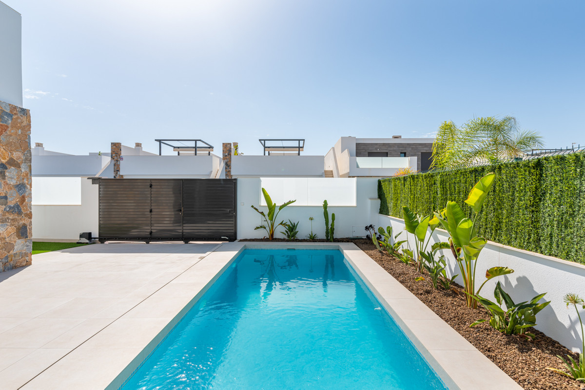 Moderna Villa de Lujo con Piscina en San Javier, Descubra esta villa de diseño moderno en San Javier, Murcia. Lujo y confort con 3 dorm, 2 baños, piscina privada y acabados premium. ¡Su oasis cerca del Mar Men