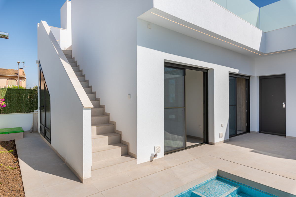 Moderna Villa de Lujo con Piscina en San Javier, Descubra esta villa de diseño moderno en San Javier, Murcia. Lujo y confort con 3 dorm, 2 baños, piscina privada y acabados premium. ¡Su oasis cerca del Mar Men