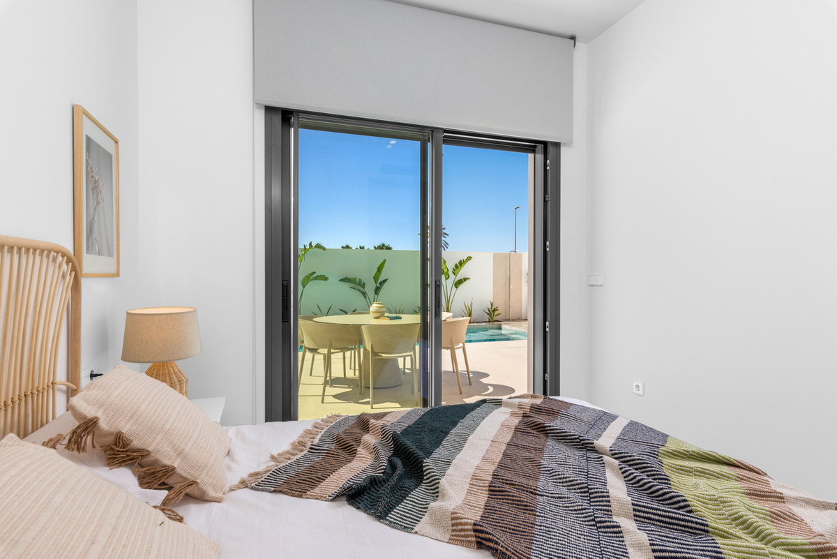 Moderna Villa de Lujo con Piscina en San Javier, Descubra esta villa de diseño moderno en San Javier, Murcia. Lujo y confort con 3 dorm, 2 baños, piscina privada y acabados premium. ¡Su oasis cerca del Mar Men