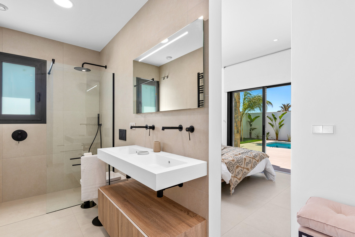 Moderna Villa de Lujo con Piscina en San Javier, Descubra esta villa de diseño moderno en San Javier, Murcia. Lujo y confort con 3 dorm, 2 baños, piscina privada y acabados premium. ¡Su oasis cerca del Mar Men