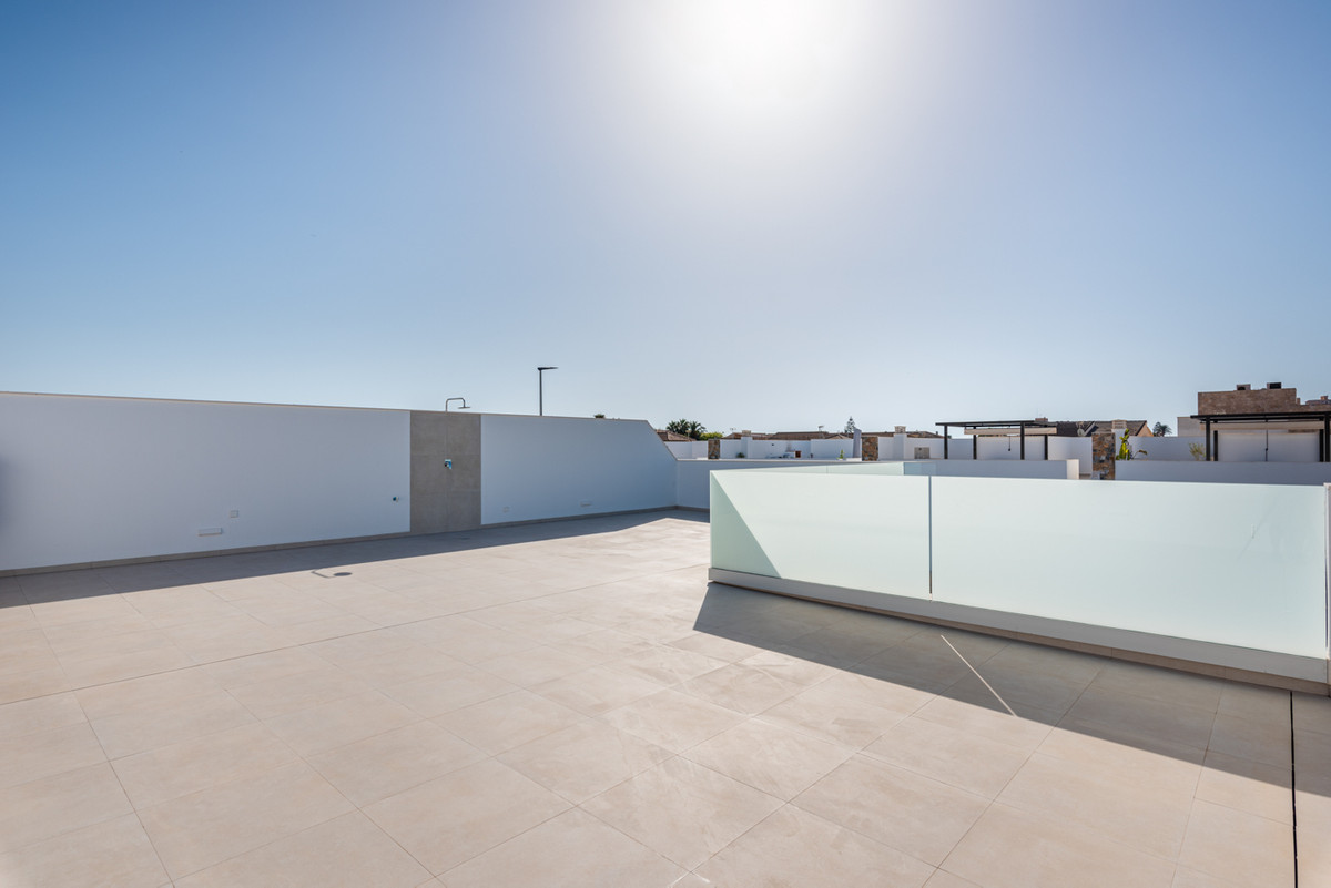 Moderna Villa de Lujo con Piscina en San Javier, Descubra esta villa de diseño moderno en San Javier, Murcia. Lujo y confort con 3 dorm, 2 baños, piscina privada y acabados premium. ¡Su oasis cerca del Mar Men