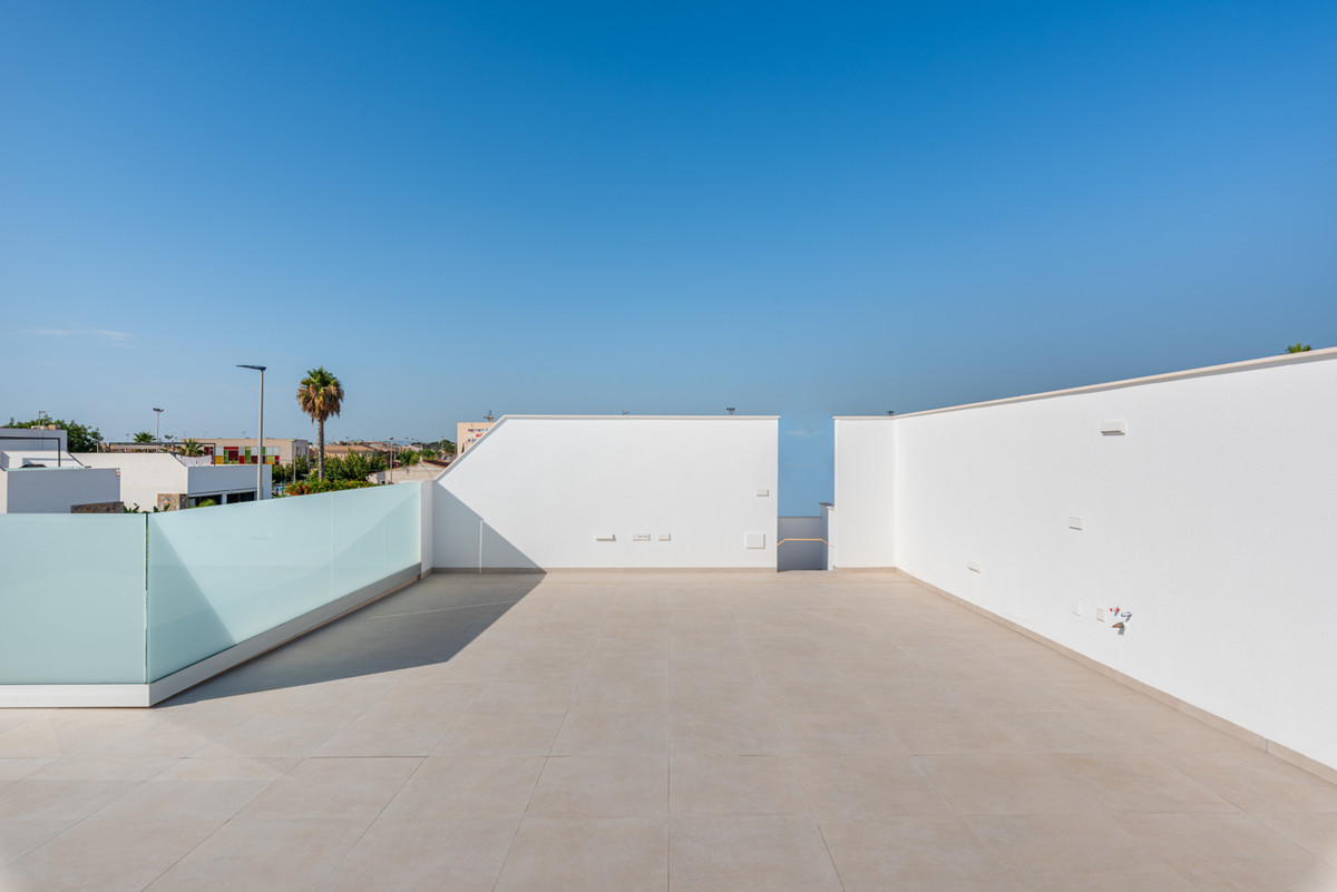 Moderna Villa de Lujo con Piscina en San Javier, Descubra esta villa de diseño moderno en San Javier, Murcia. Lujo y confort con 3 dorm, 2 baños, piscina privada y acabados premium. ¡Su oasis cerca del Mar Men