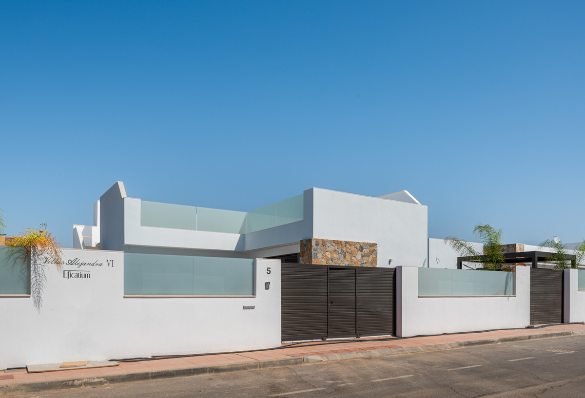 Moderna Villa de Lujo con Piscina en San Javier, Descubra esta villa de diseño moderno en San Javier, Murcia. Lujo y confort con 3 dorm, 2 baños, piscina privada y acabados premium. ¡Su oasis cerca del Mar Men