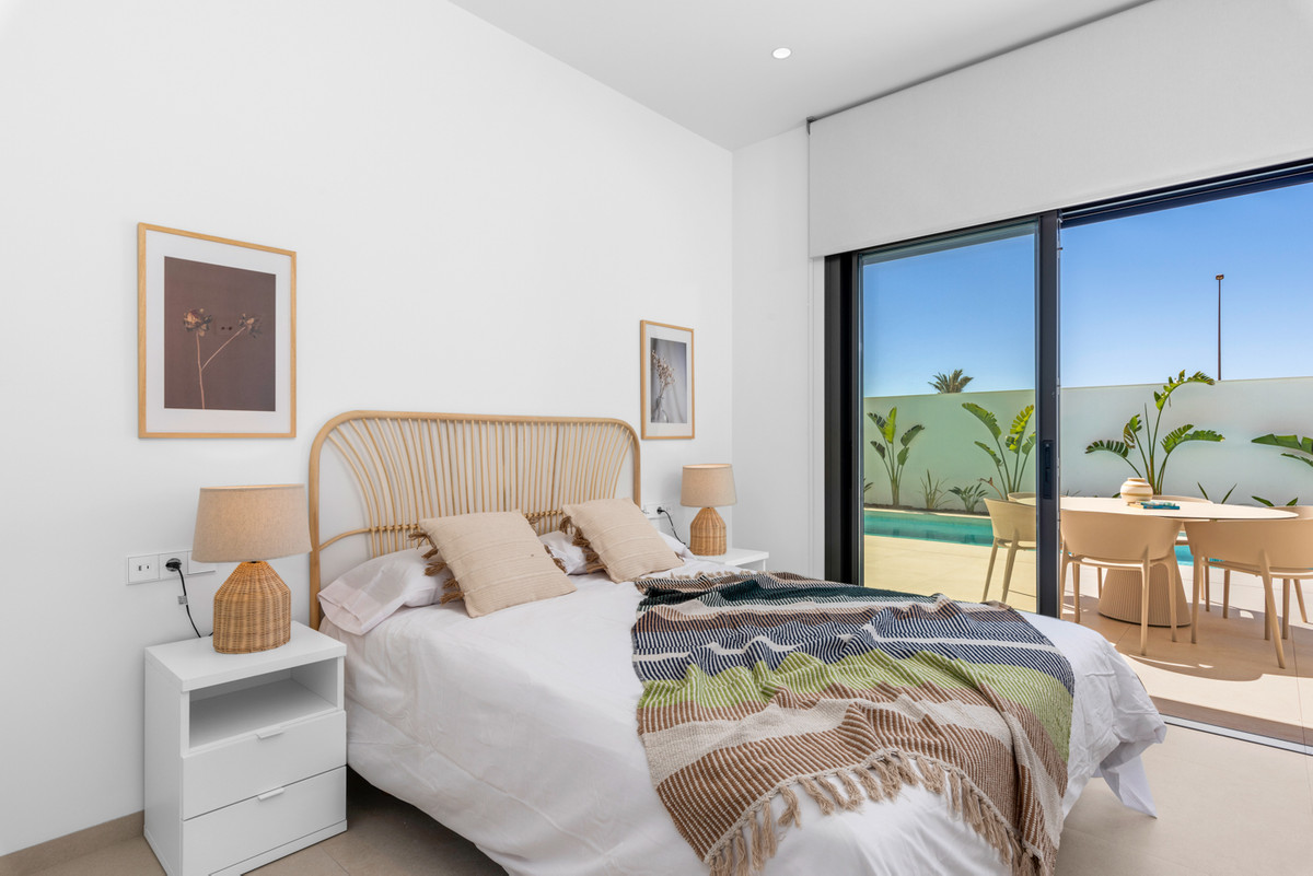 Exclusiva Villa de Lujo con Piscina en Los Alcázares, Villa de lujo en Los Alcázares, Murcia. 3 dorm, 3 baños, piscina privada y acabados premium. Vive el lujo en la Costa Cálida cerca del Mar Menor. ¡Oportunidad ú