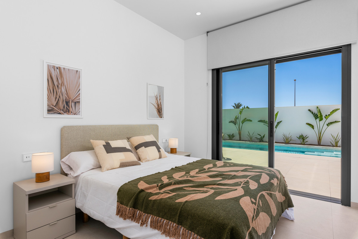 Exclusiva Villa de Lujo con Piscina en Los Alcázares, Villa de lujo en Los Alcázares, Murcia. 3 dorm, 3 baños, piscina privada y acabados premium. Vive el lujo en la Costa Cálida cerca del Mar Menor. ¡Oportunidad ú