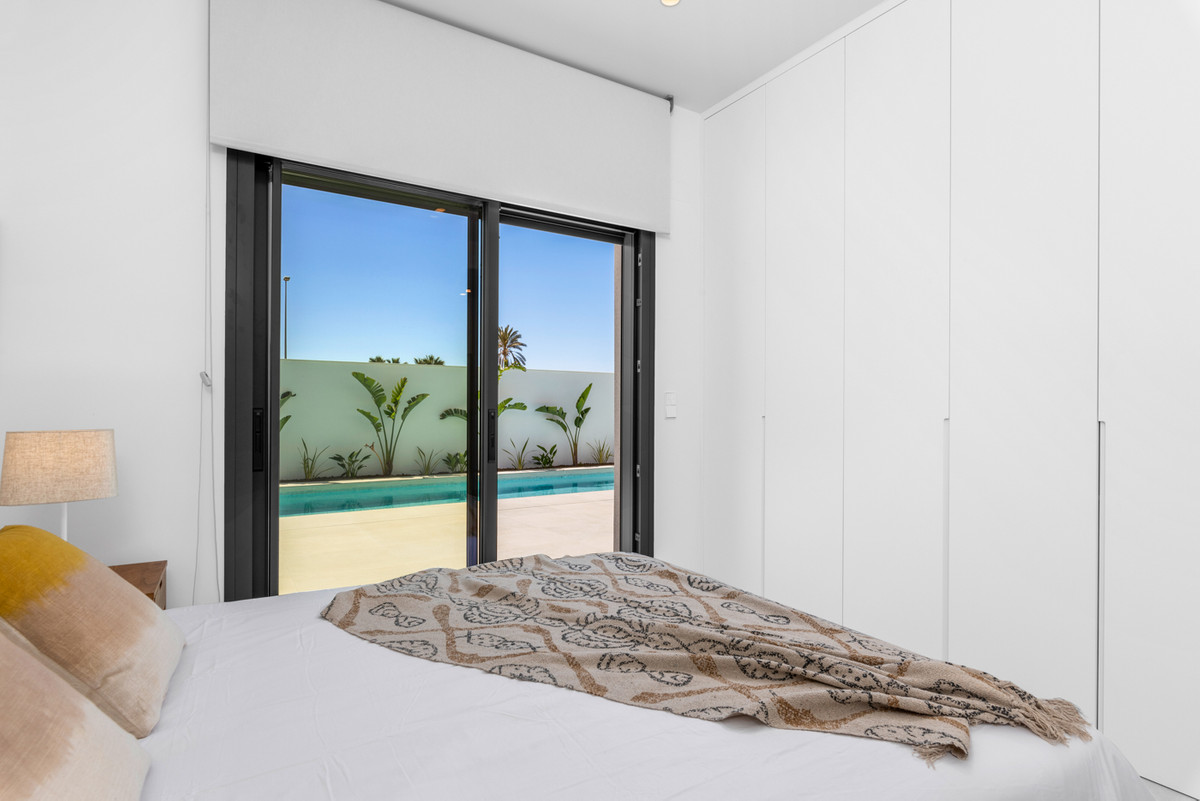Exclusiva Villa de Lujo con Piscina en Los Alcázares, Villa de lujo en Los Alcázares, Murcia. 3 dorm, 3 baños, piscina privada y acabados premium. Vive el lujo en la Costa Cálida cerca del Mar Menor. ¡Oportunidad ú