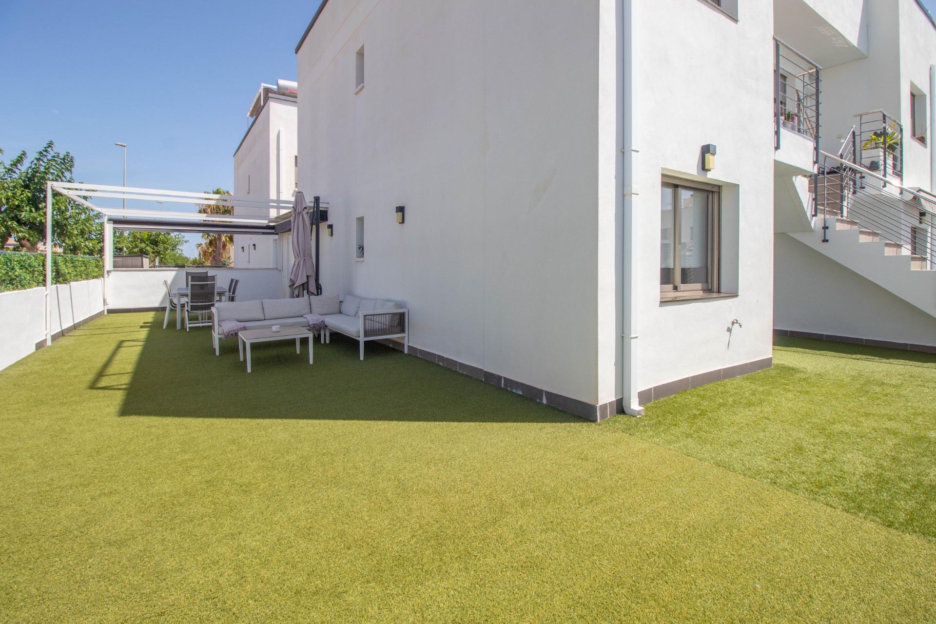 Bungalow en Torre de la Horadada: Mar, Terraza y Piscina, Descubre este bungalow en planta baja en Pilar de la Horadada, a 600m de la playa. Disfruta de su terraza privada de 93m², piscina y 2 hab. ¡Tu oasis en Alicant