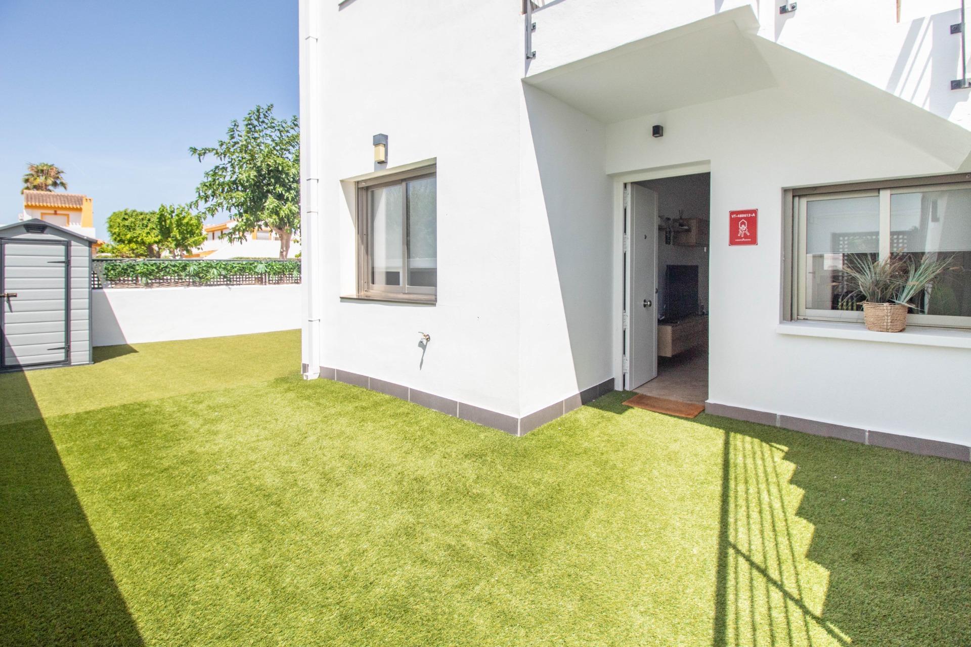 Bungalow en Torre de la Horadada: Mar, Terraza y Piscina, Descubre este bungalow en planta baja en Pilar de la Horadada, a 600m de la playa. Disfruta de su terraza privada de 93m², piscina y 2 hab. ¡Tu oasis en Alicant