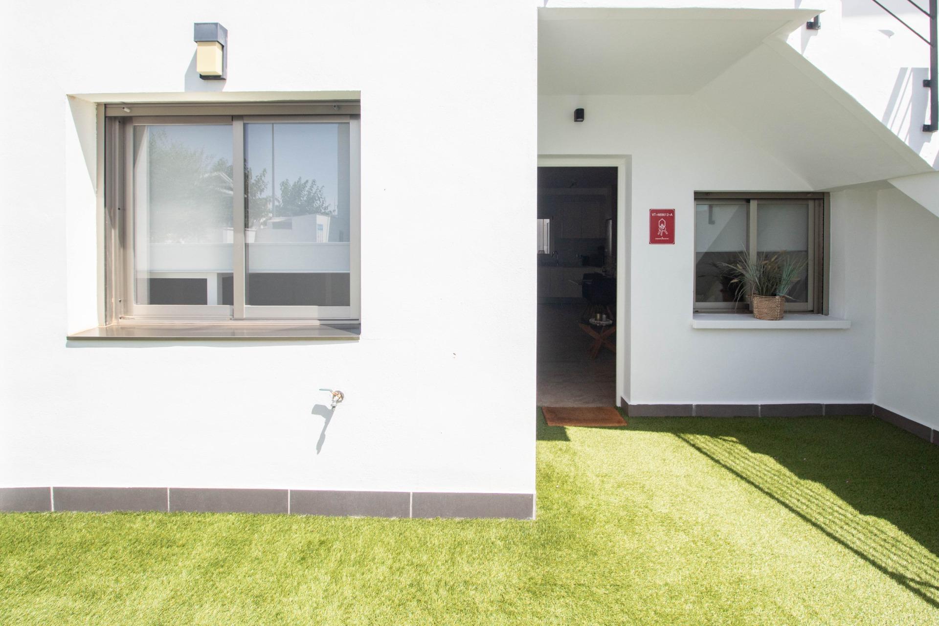 Bungalow en Torre de la Horadada: Mar, Terraza y Piscina, Descubre este bungalow en planta baja en Pilar de la Horadada, a 600m de la playa. Disfruta de su terraza privada de 93m², piscina y 2 hab. ¡Tu oasis en Alicant