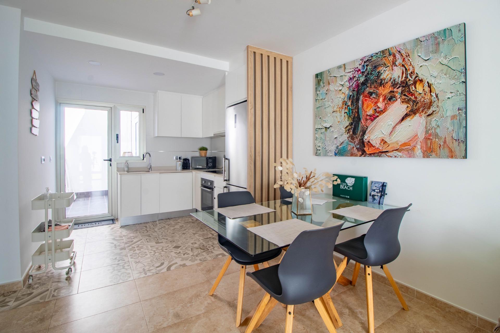 Bungalow en Torre de la Horadada: Mar, Terraza y Piscina, Descubre este bungalow en planta baja en Pilar de la Horadada, a 600m de la playa. Disfruta de su terraza privada de 93m², piscina y 2 hab. ¡Tu oasis en Alicant