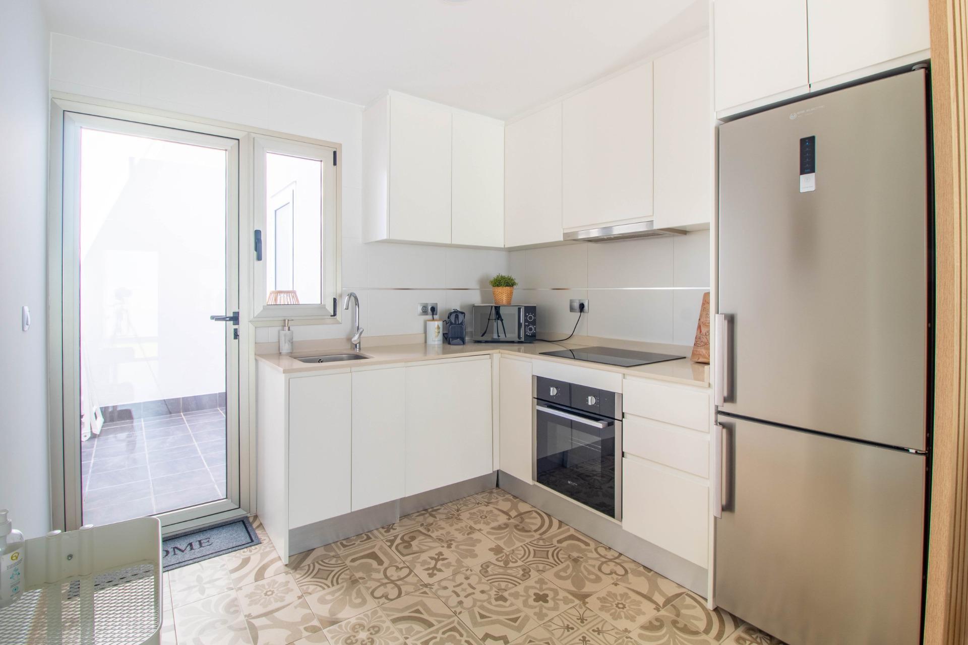 Bungalow en Torre de la Horadada: Mar, Terraza y Piscina, Descubre este bungalow en planta baja en Pilar de la Horadada, a 600m de la playa. Disfruta de su terraza privada de 93m², piscina y 2 hab. ¡Tu oasis en Alicant