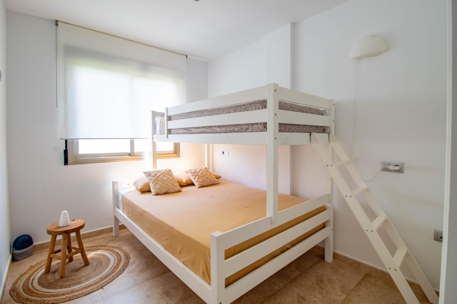 Bungalow en Torre de la Horadada: Mar, Terraza y Piscina, Descubre este bungalow en planta baja en Pilar de la Horadada, a 600m de la playa. Disfruta de su terraza privada de 93m², piscina y 2 hab. ¡Tu oasis en Alicant
