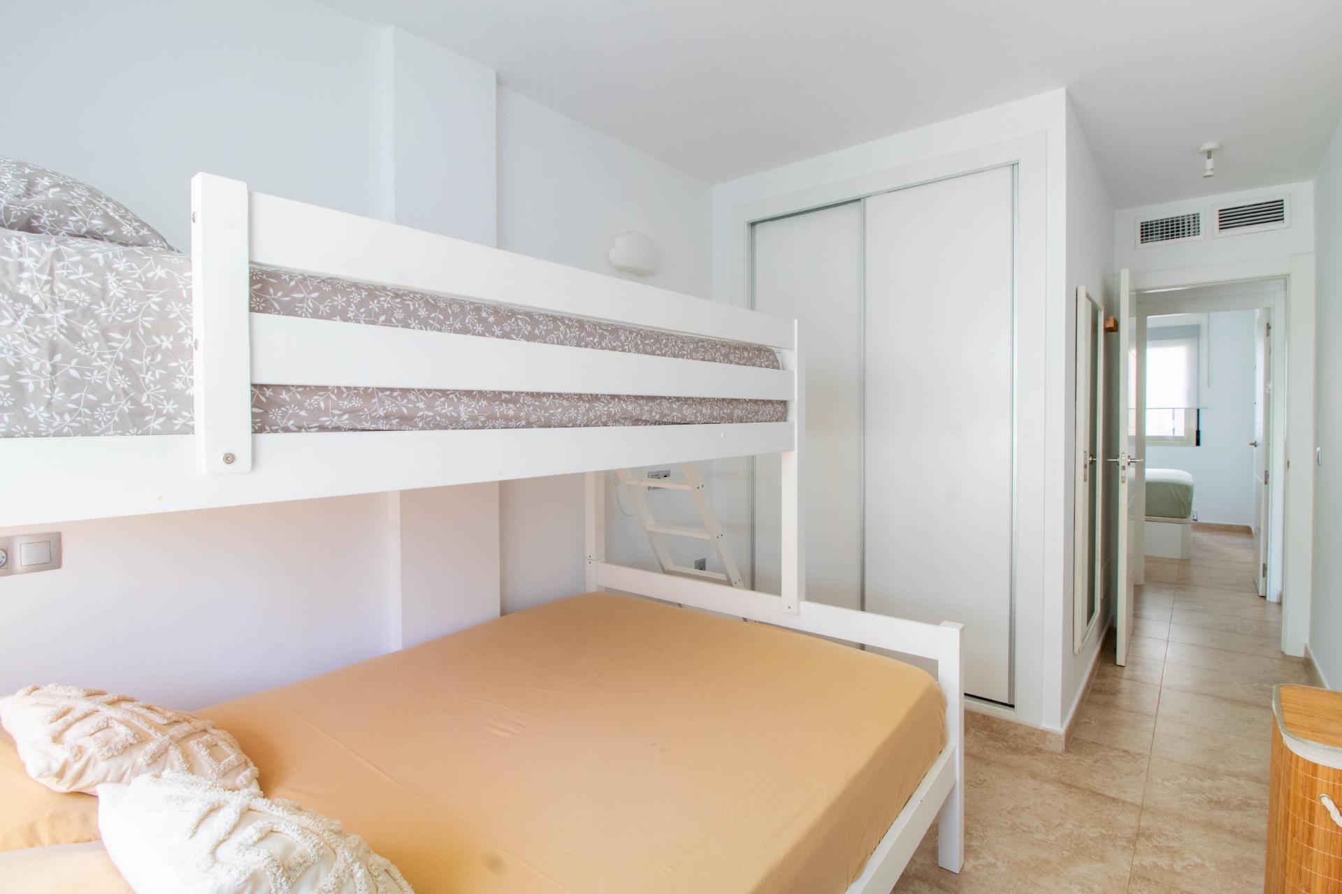 Bungalow en Torre de la Horadada: Mar, Terraza y Piscina, Descubre este bungalow en planta baja en Pilar de la Horadada, a 600m de la playa. Disfruta de su terraza privada de 93m², piscina y 2 hab. ¡Tu oasis en Alicant