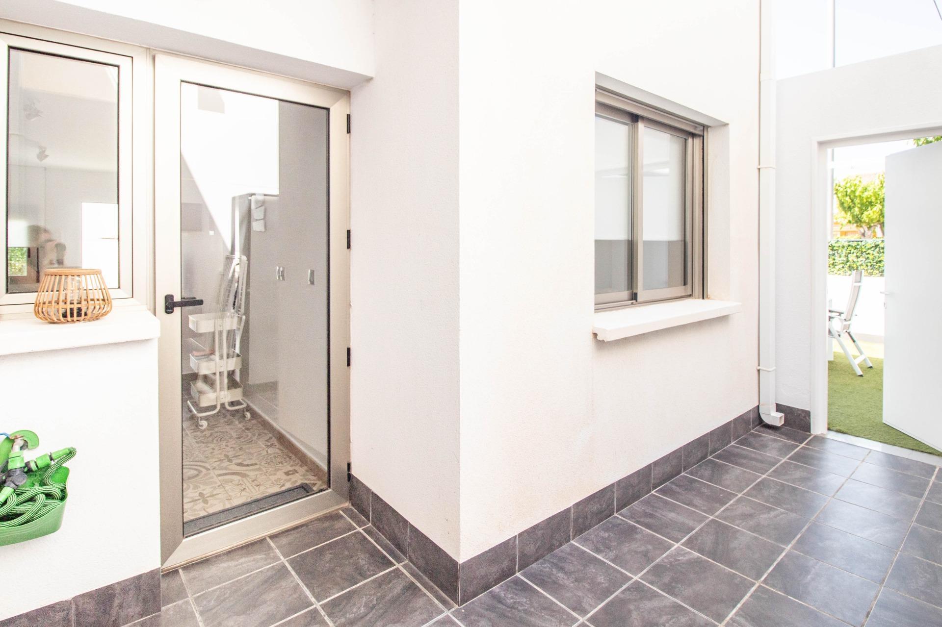 Bungalow en Torre de la Horadada: Mar, Terraza y Piscina, Descubre este bungalow en planta baja en Pilar de la Horadada, a 600m de la playa. Disfruta de su terraza privada de 93m², piscina y 2 hab. ¡Tu oasis en Alicant