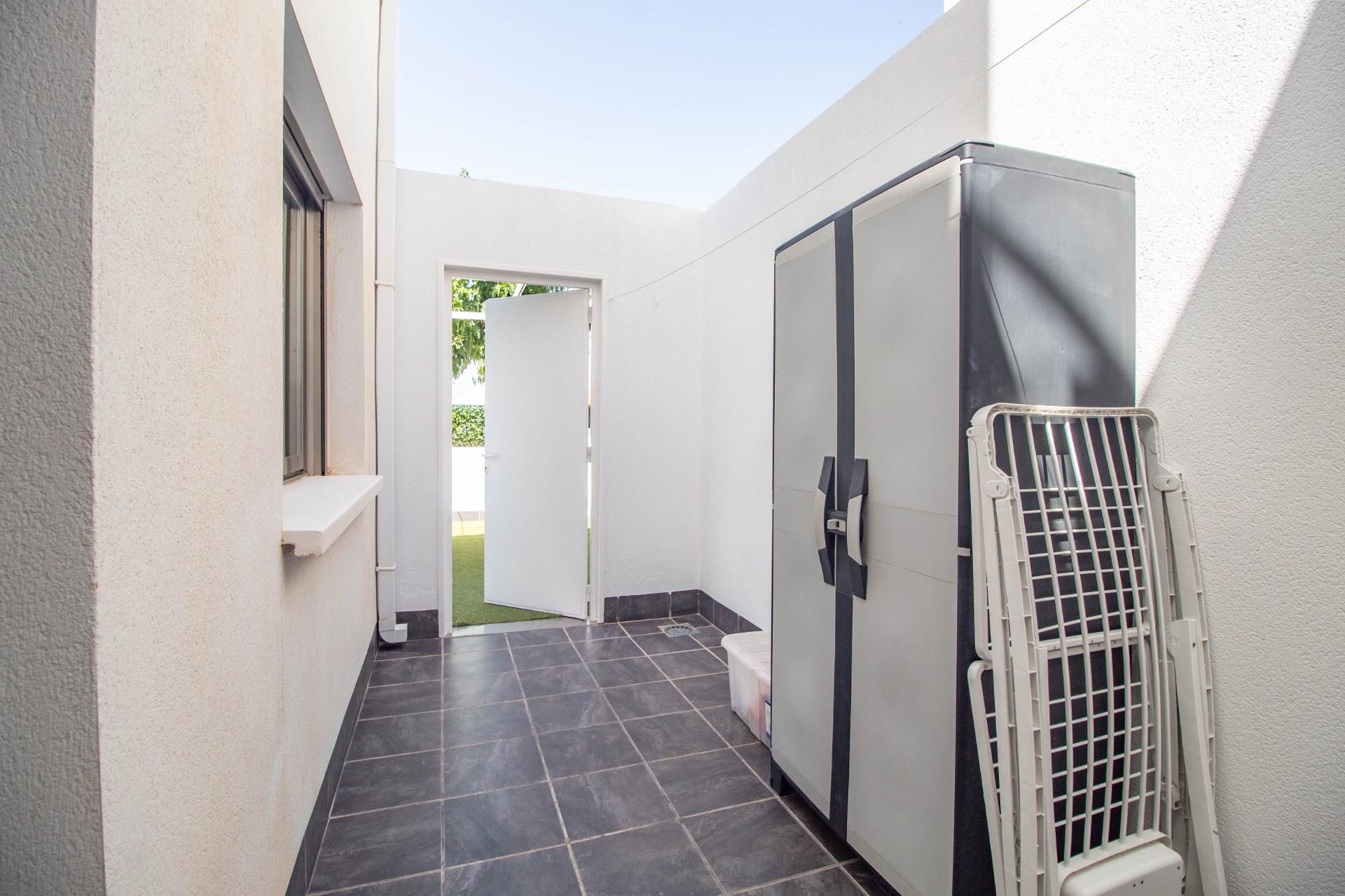 Bungalow en Torre de la Horadada: Mar, Terraza y Piscina, Descubre este bungalow en planta baja en Pilar de la Horadada, a 600m de la playa. Disfruta de su terraza privada de 93m², piscina y 2 hab. ¡Tu oasis en Alicant