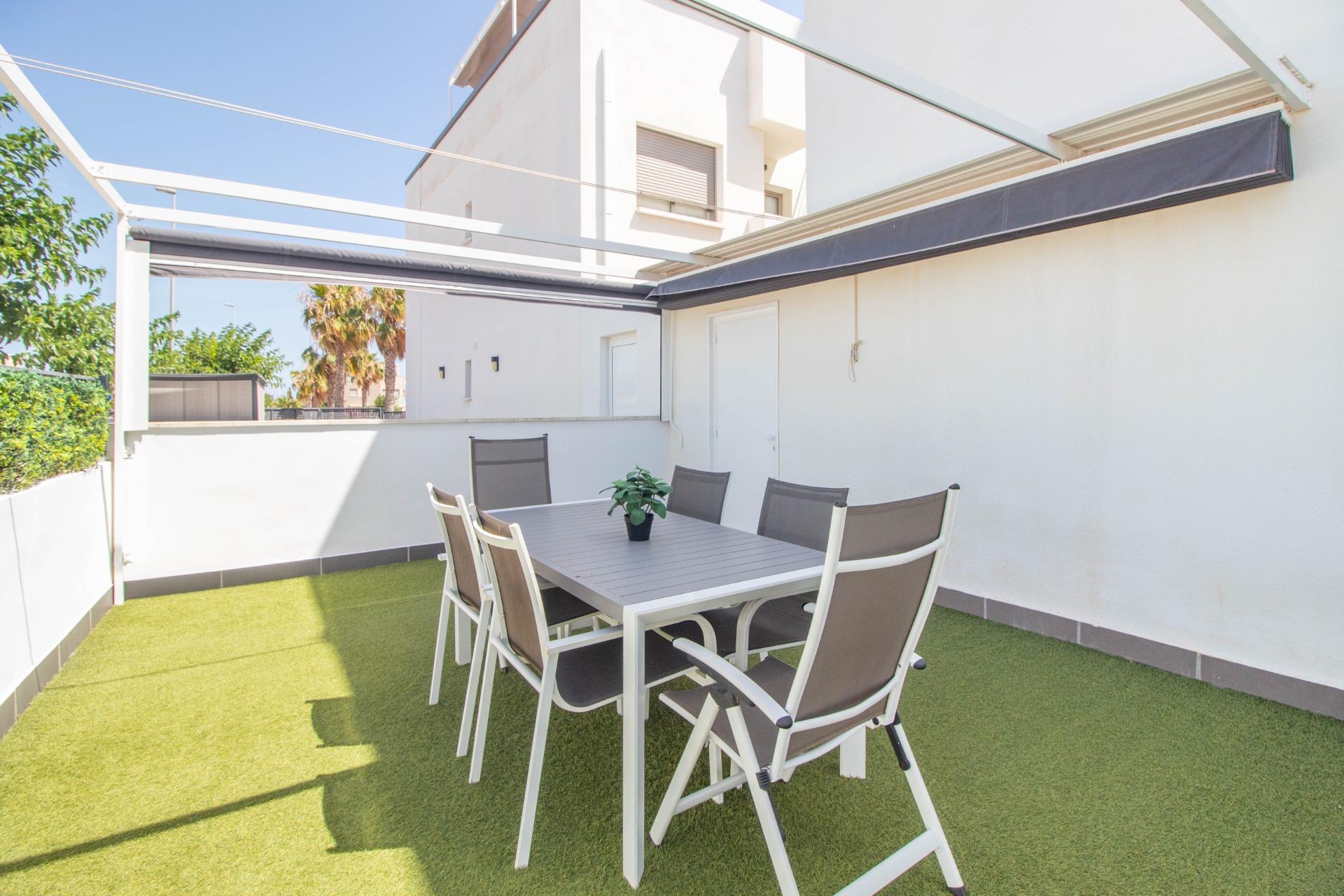 Bungalow en Torre de la Horadada: Mar, Terraza y Piscina, Descubre este bungalow en planta baja en Pilar de la Horadada, a 600m de la playa. Disfruta de su terraza privada de 93m², piscina y 2 hab. ¡Tu oasis en Alicant