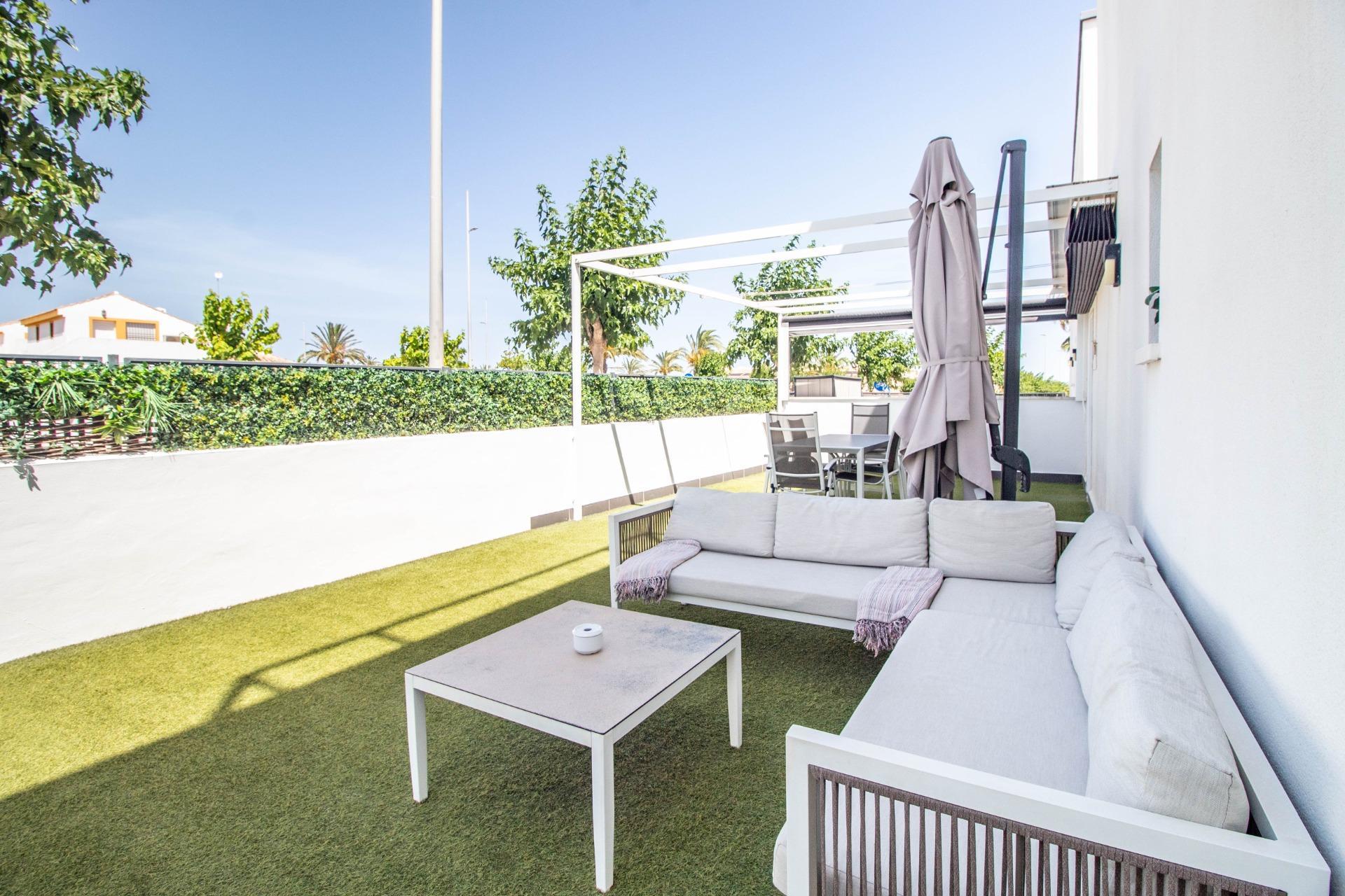 Bungalow en Torre de la Horadada: Mar, Terraza y Piscina, Descubre este bungalow en planta baja en Pilar de la Horadada, a 600m de la playa. Disfruta de su terraza privada de 93m², piscina y 2 hab. ¡Tu oasis en Alicant